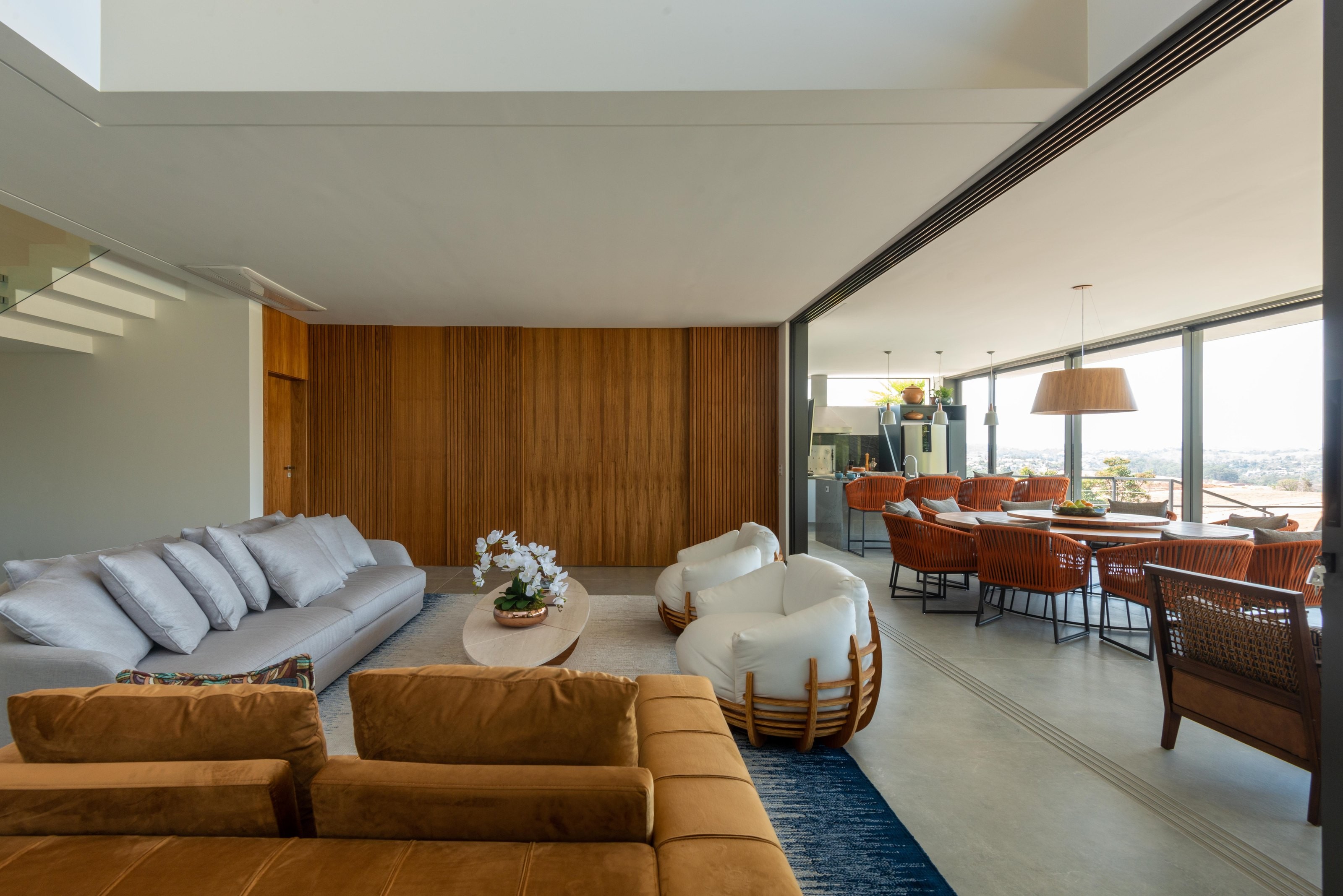 Residência COV — Sala de estar integrada a varanda