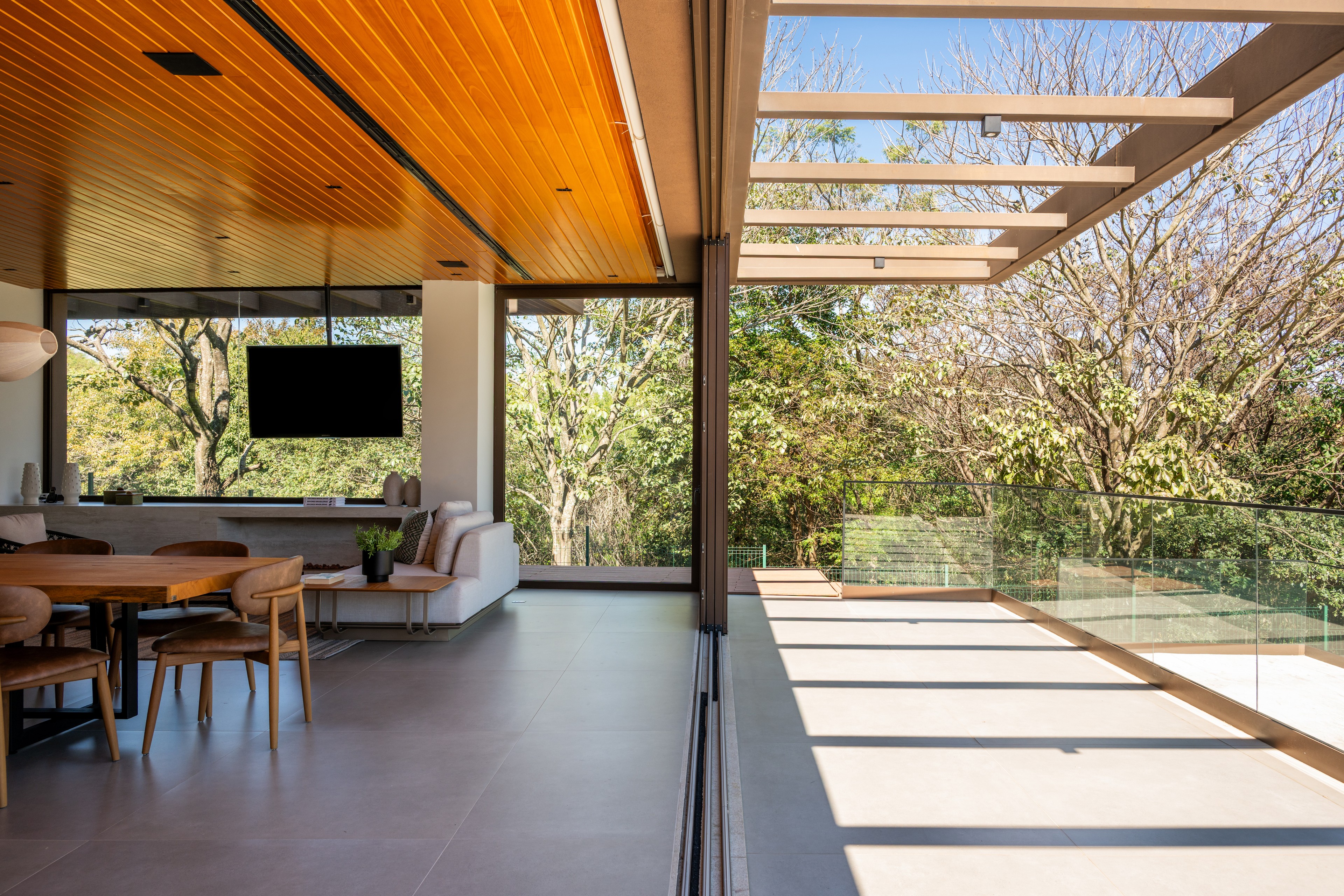 Residência SMI — Área gourmet integrada ao terraço com pergolado