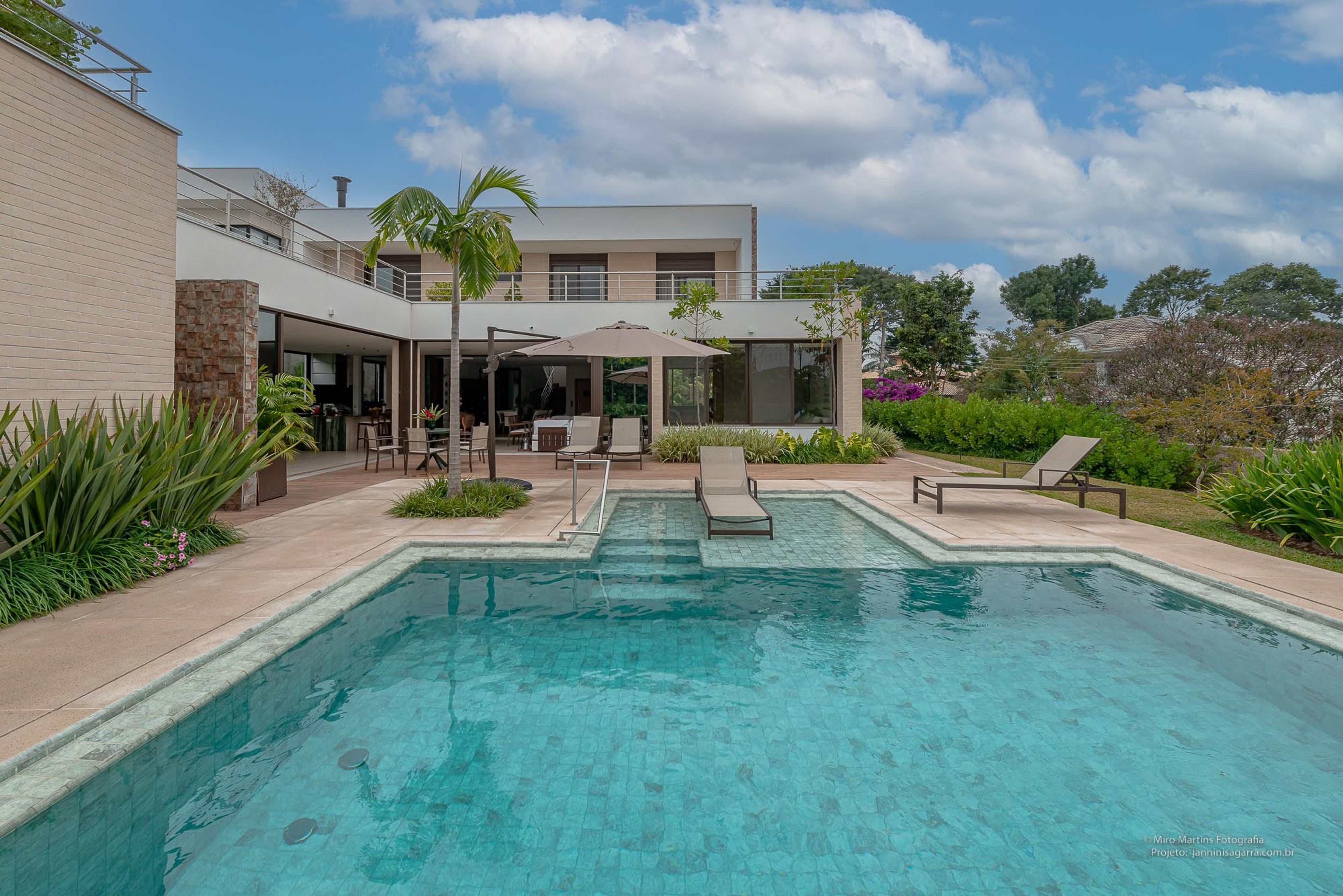Residência SCH — Piscina e fachada dos fundos