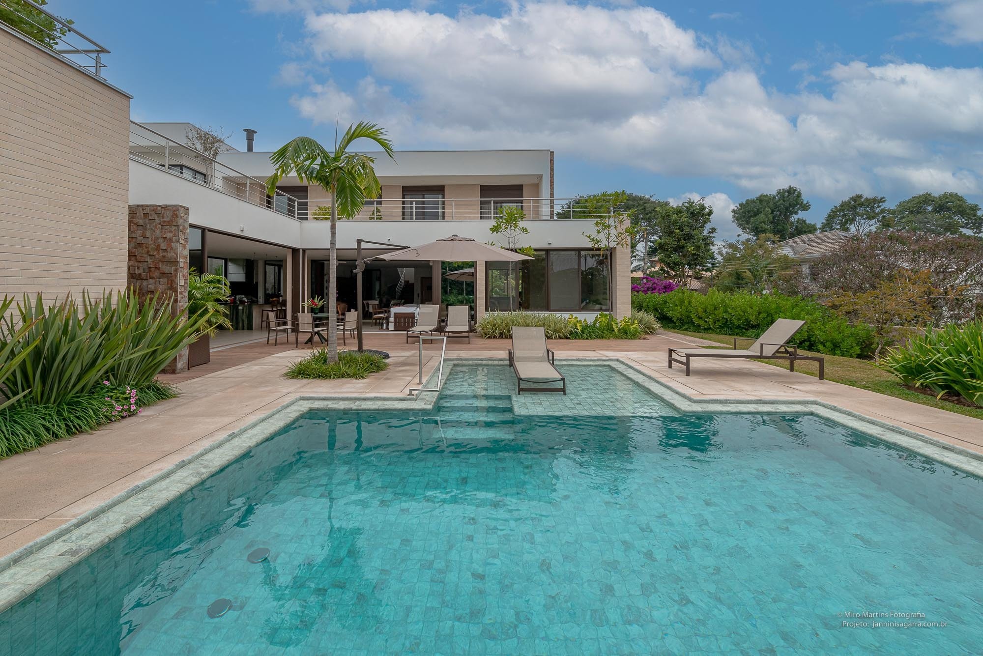 Residência SCH — Piscina e fachada dos fundos
