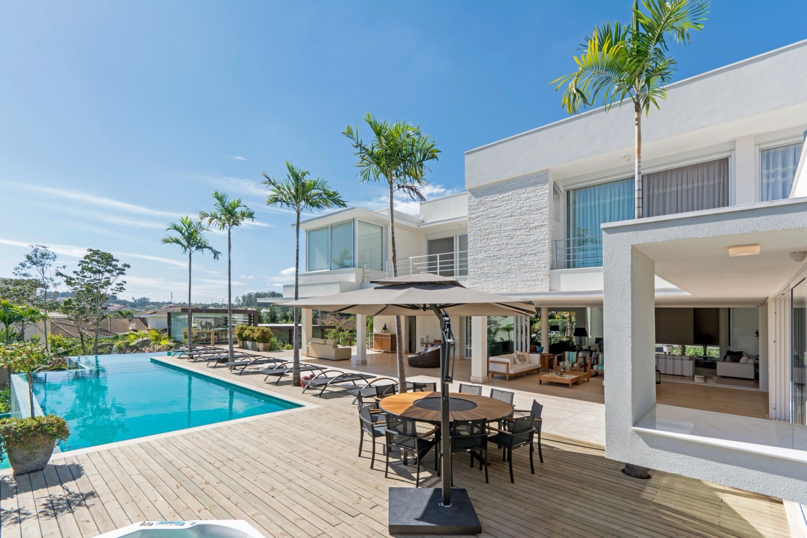 Residência VTO — Piscina e fachada dos fundos