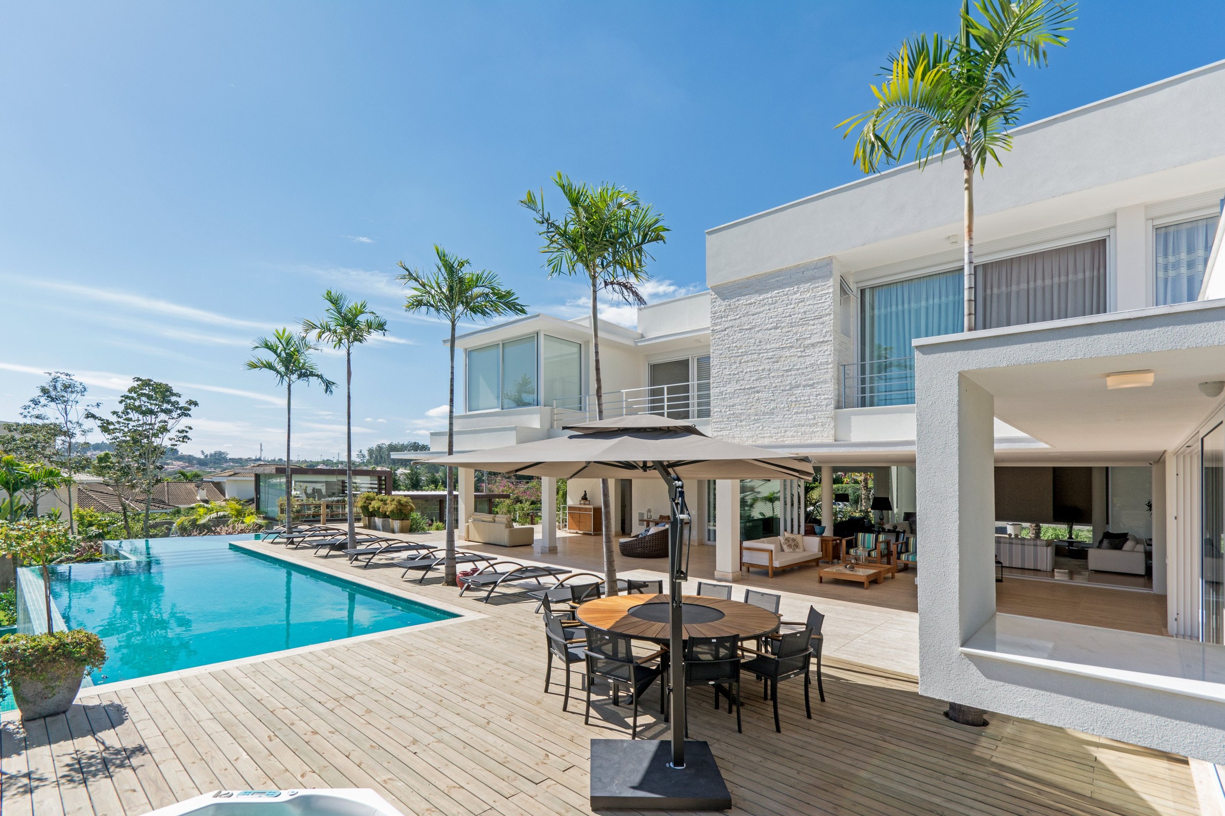 Residência VTO — Piscina e fachada dos fundos
