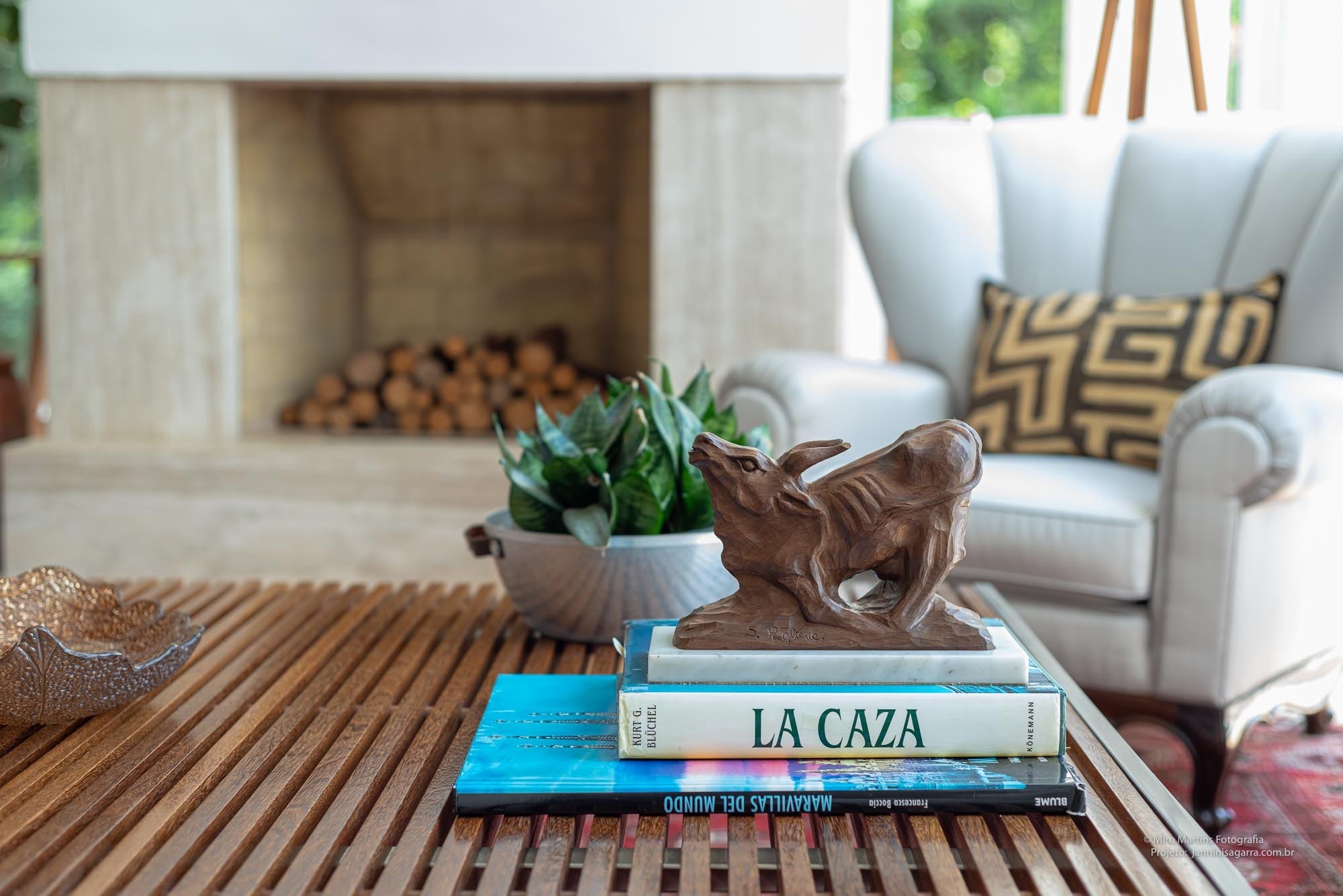 Residência AAA — Decoração da sala com lareira
