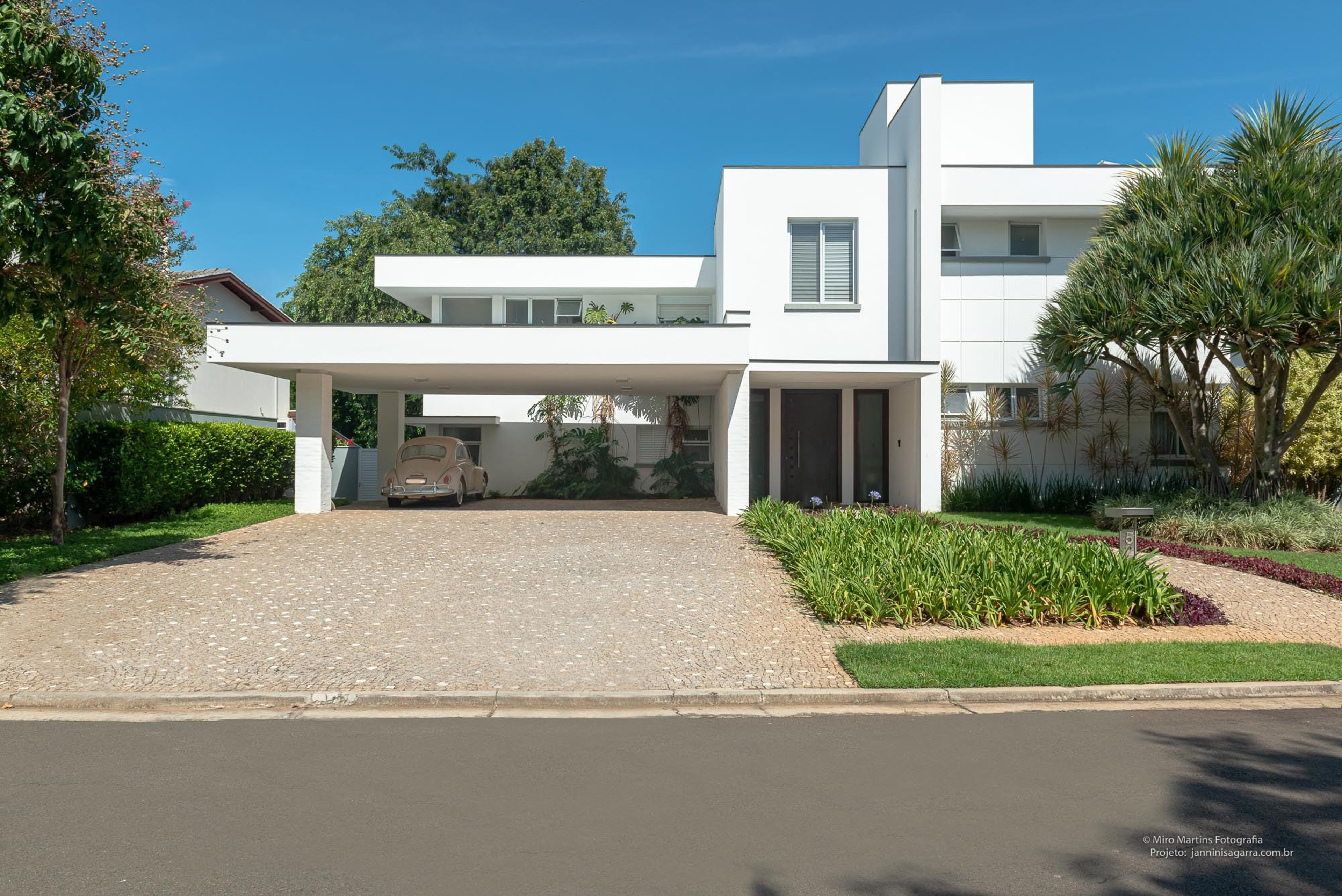 Residência AAA — Fachada frontal