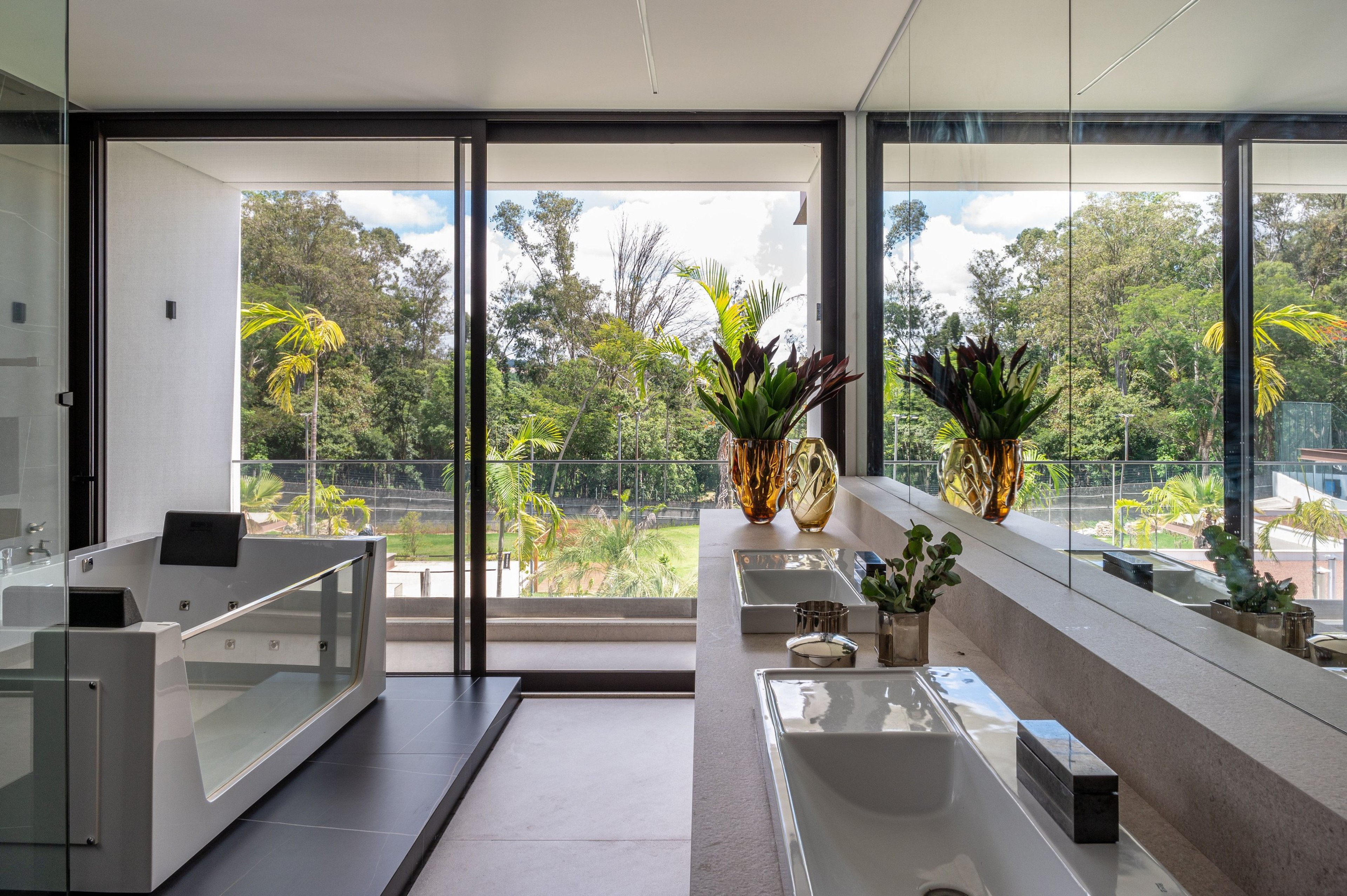Residência SCA — Banheiro com vista para o jardim