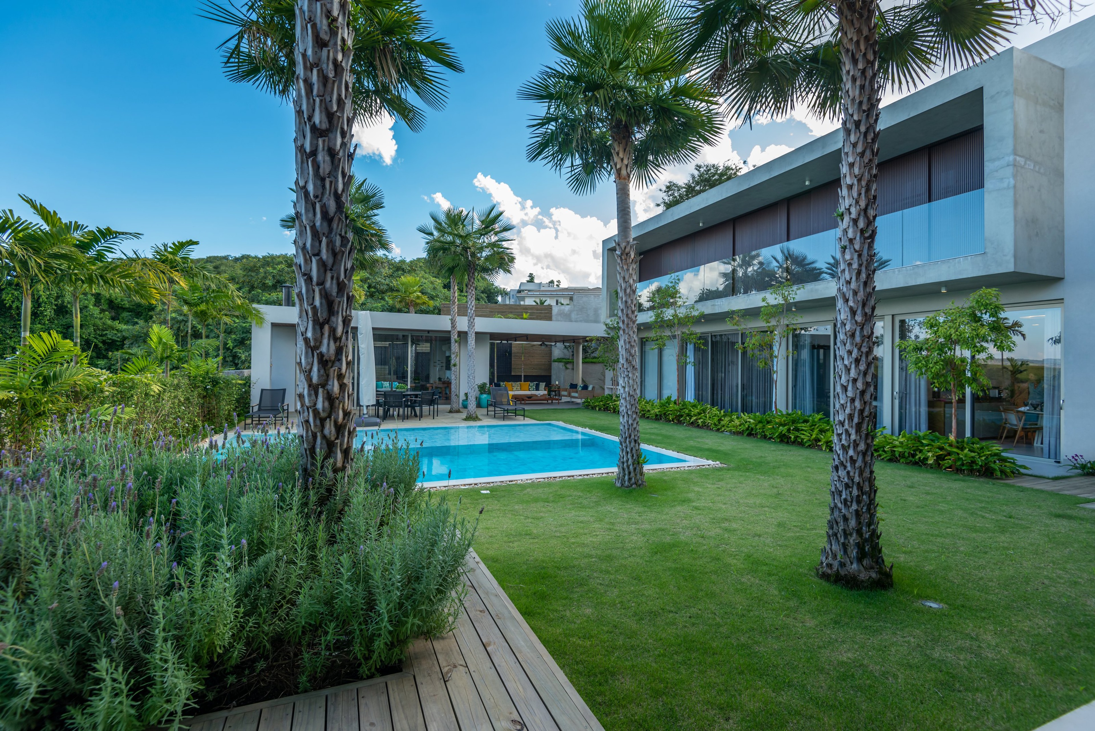 Residência GAM — Fachada dos fundos e jardim