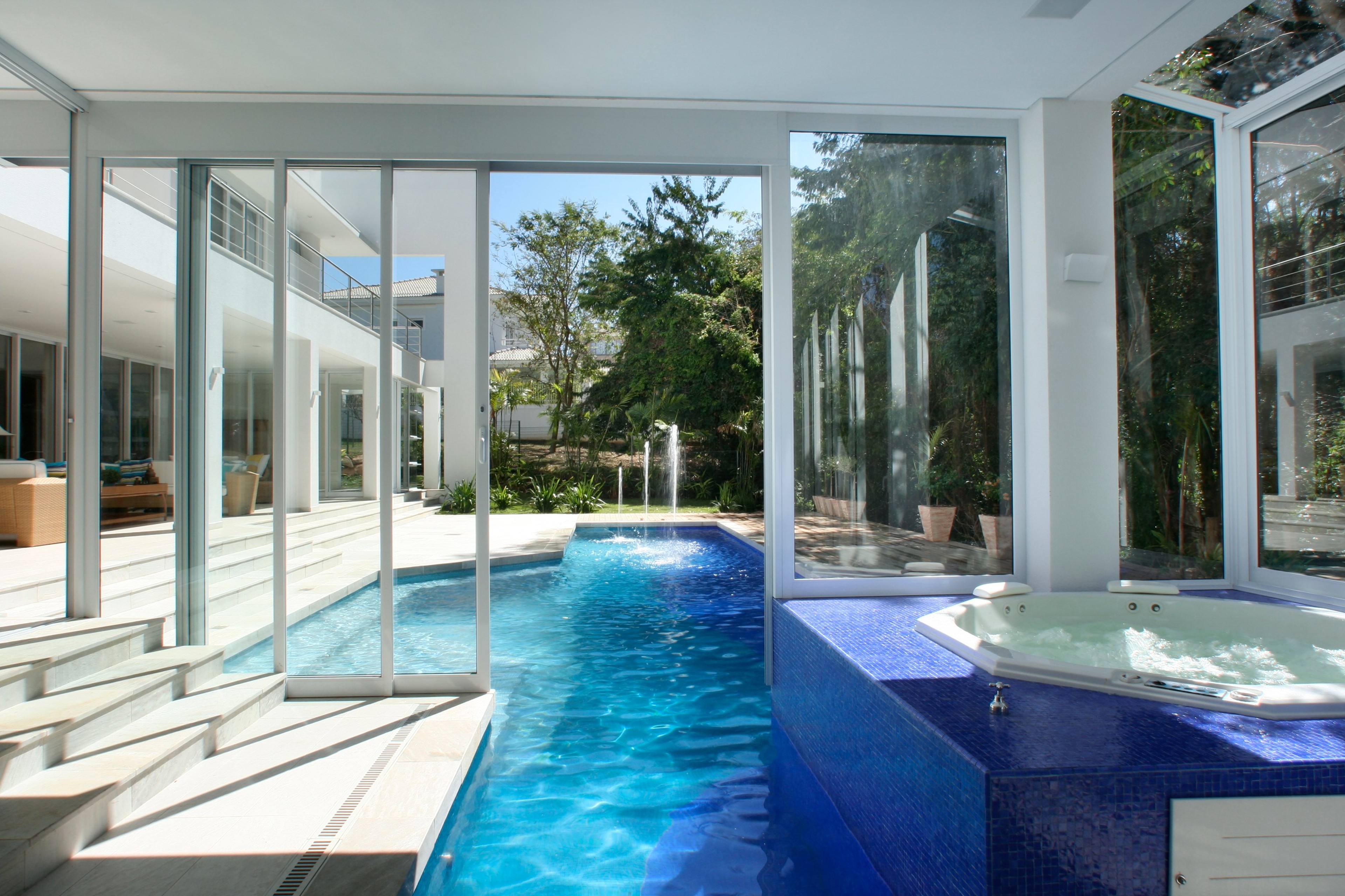 Residência APM — Piscina interna com spa