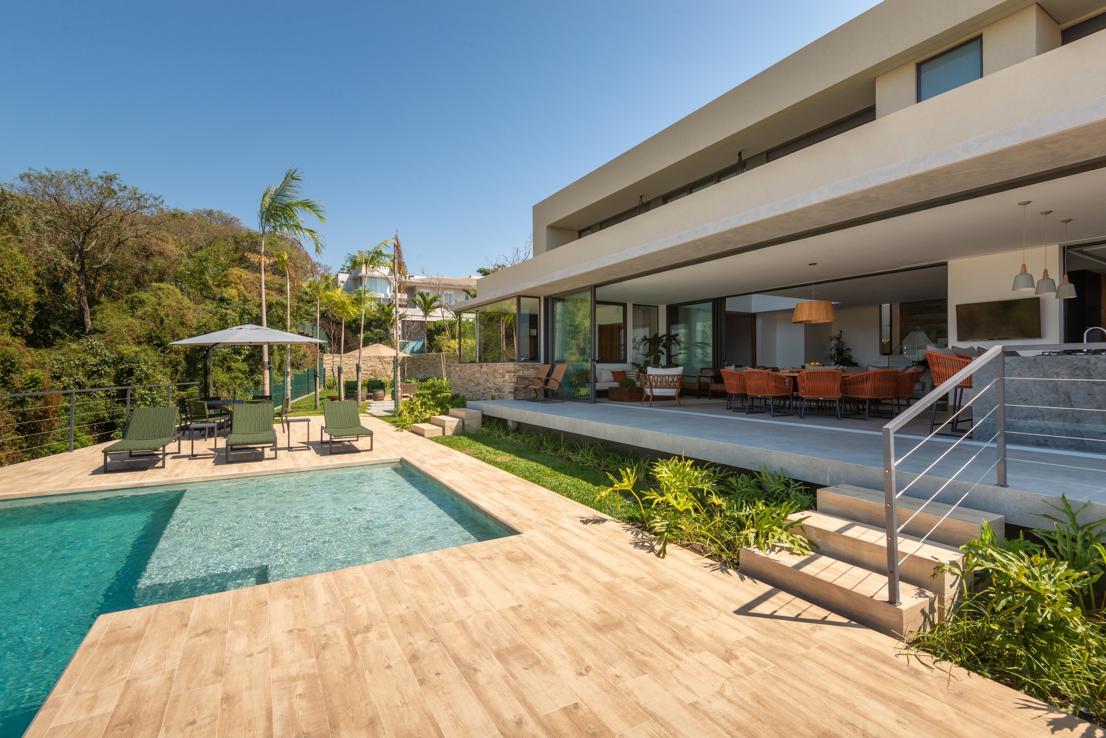 Residência COV — Área de lazer com piscina