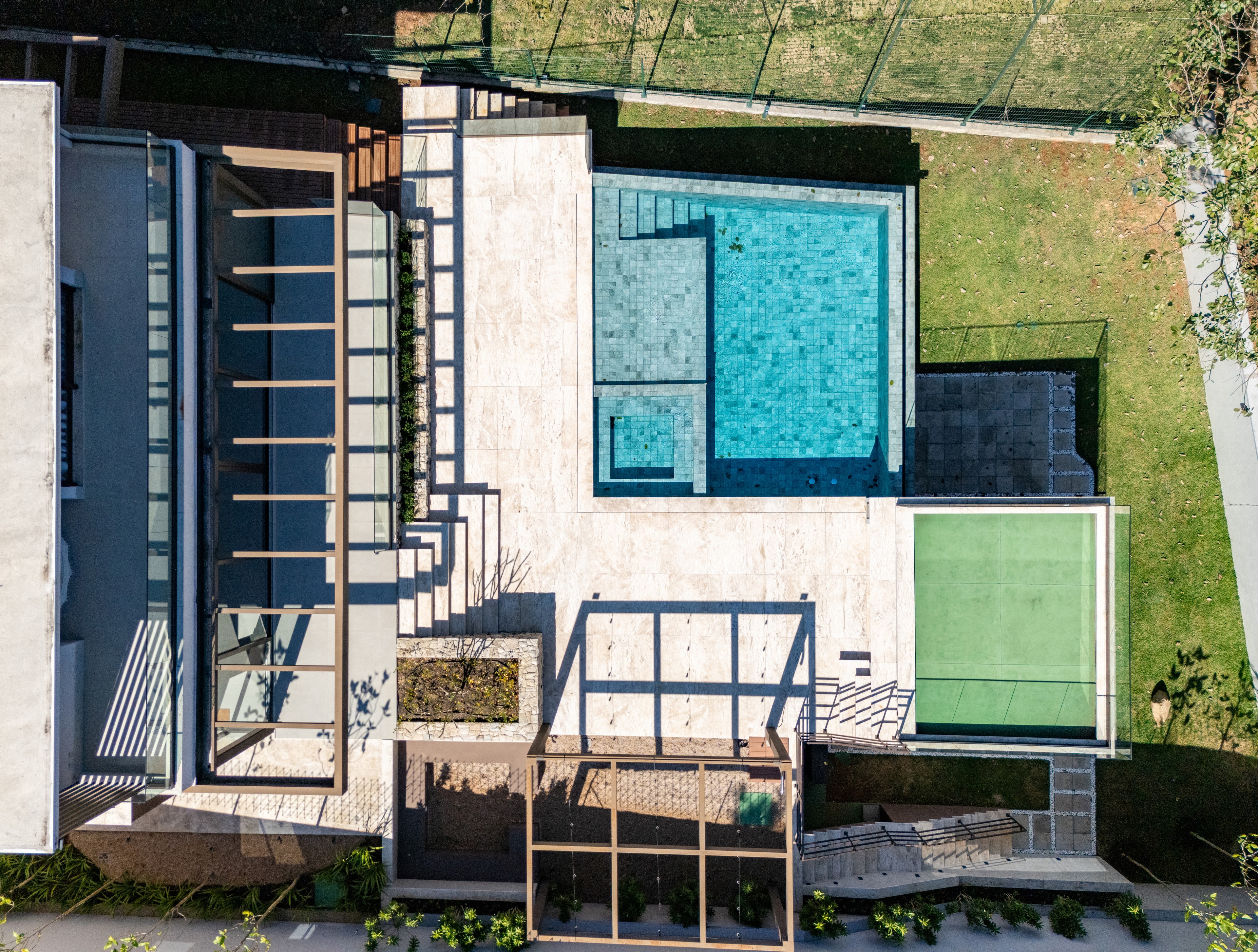 Residência SMI — Vista superior da piscina e do terraço