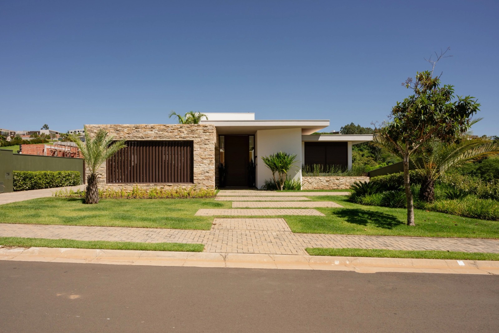 Residência DEV — Fachada frontal