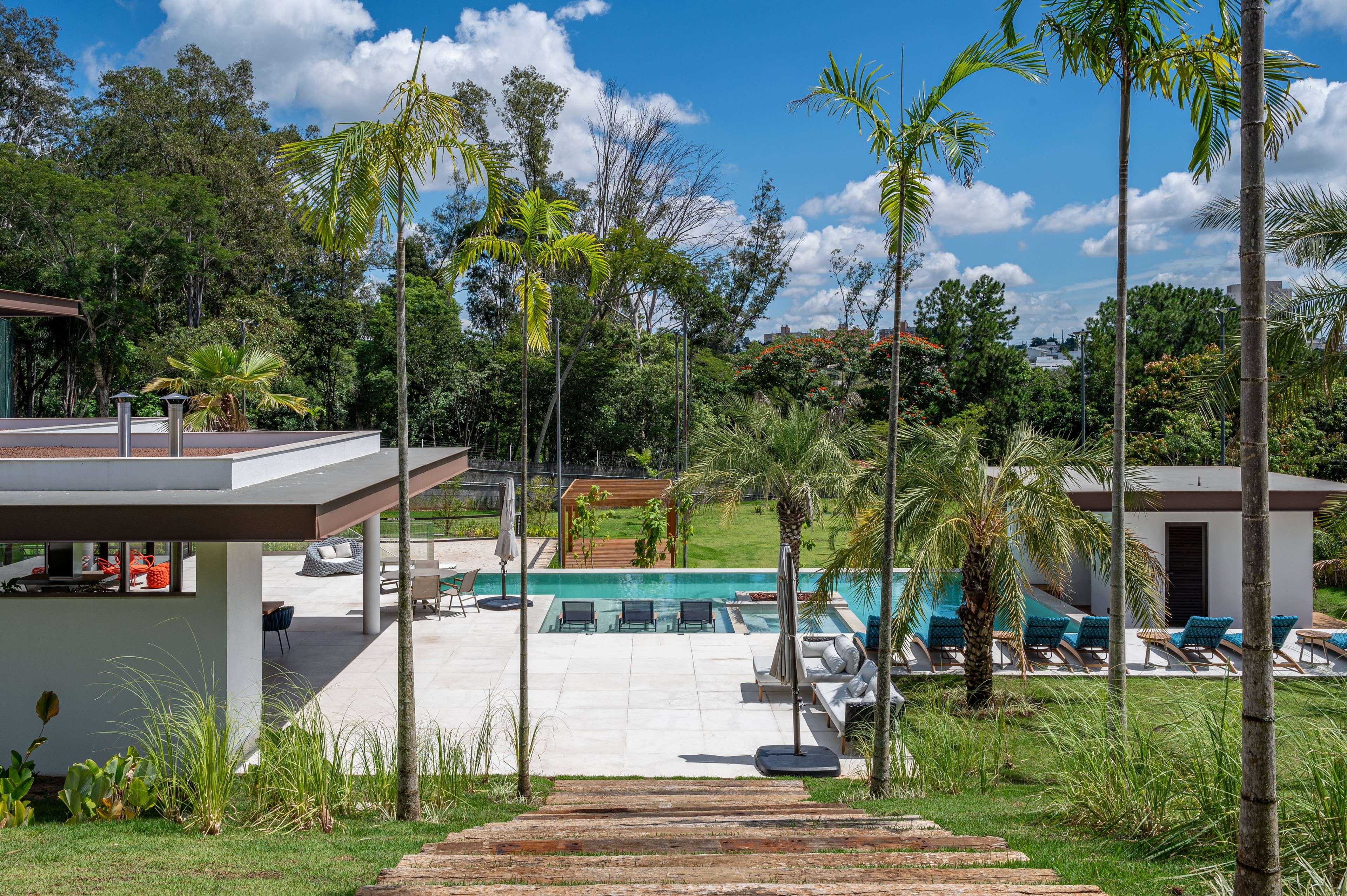 Residência SCA — Vista superior da piscina e jardim