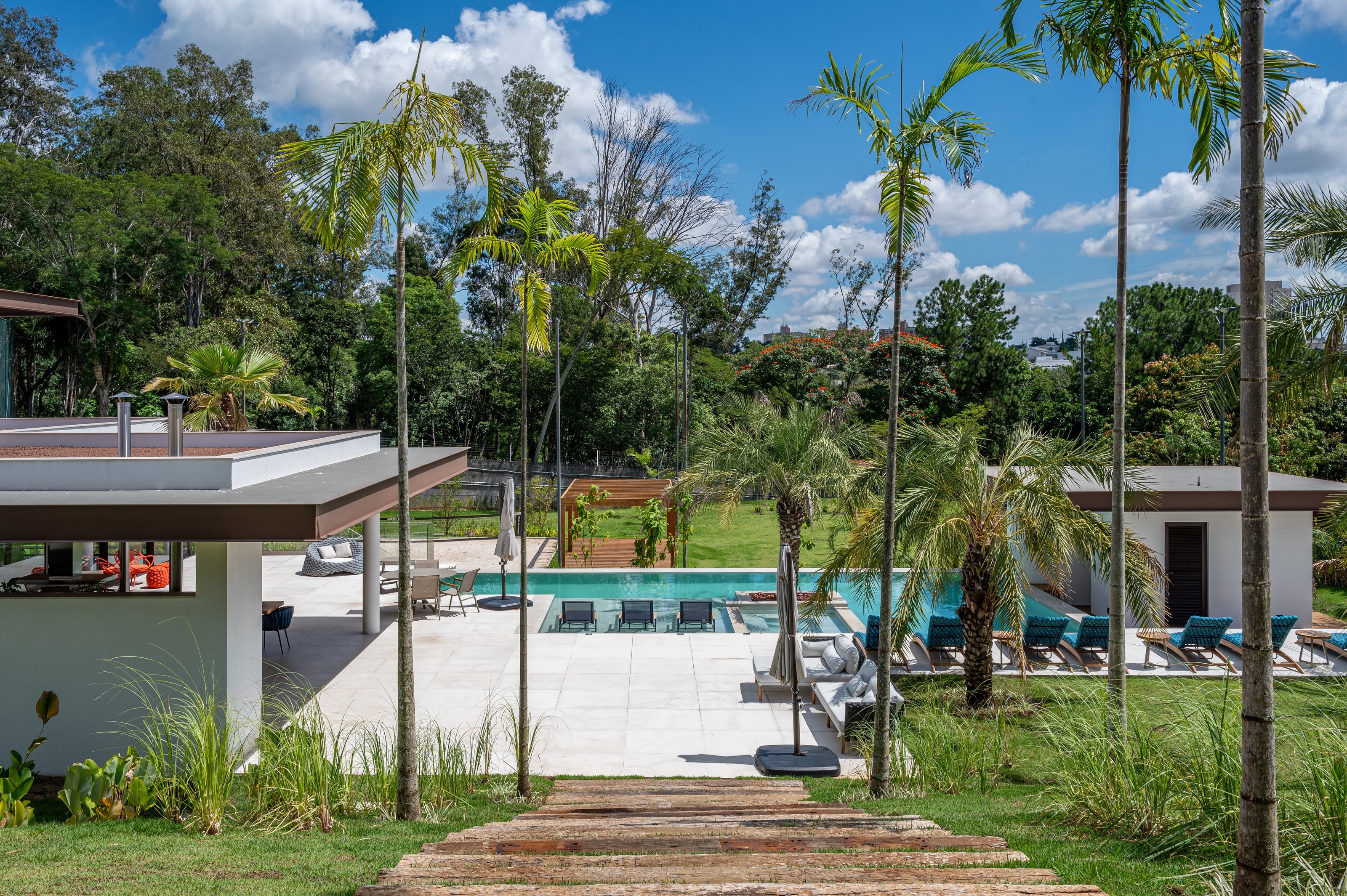 Residência SCA — Vista superior da piscina e jardim