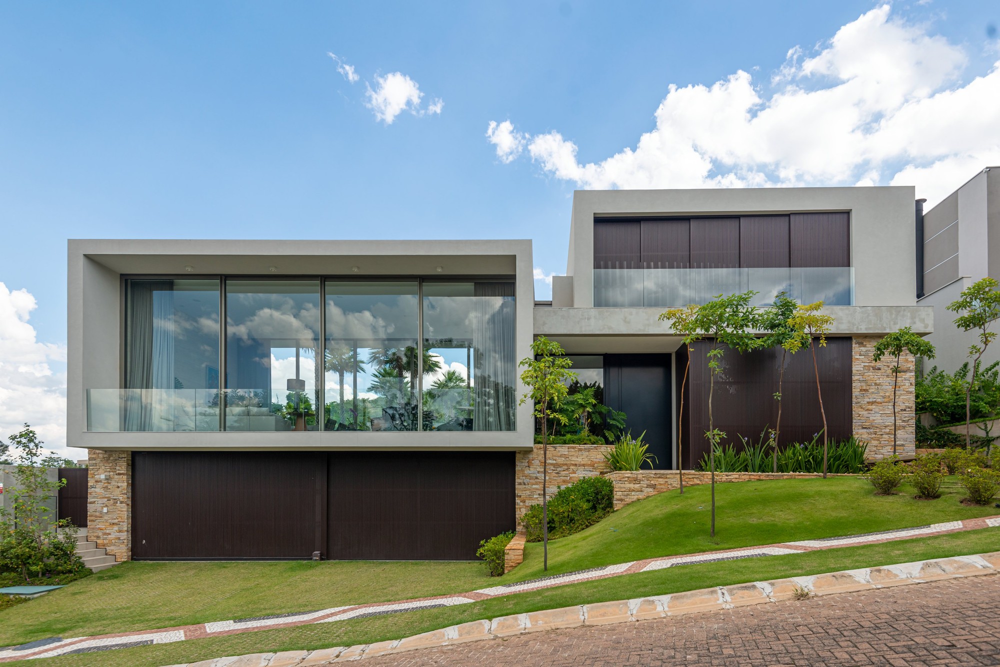 Residência GAM — Fachada frontal