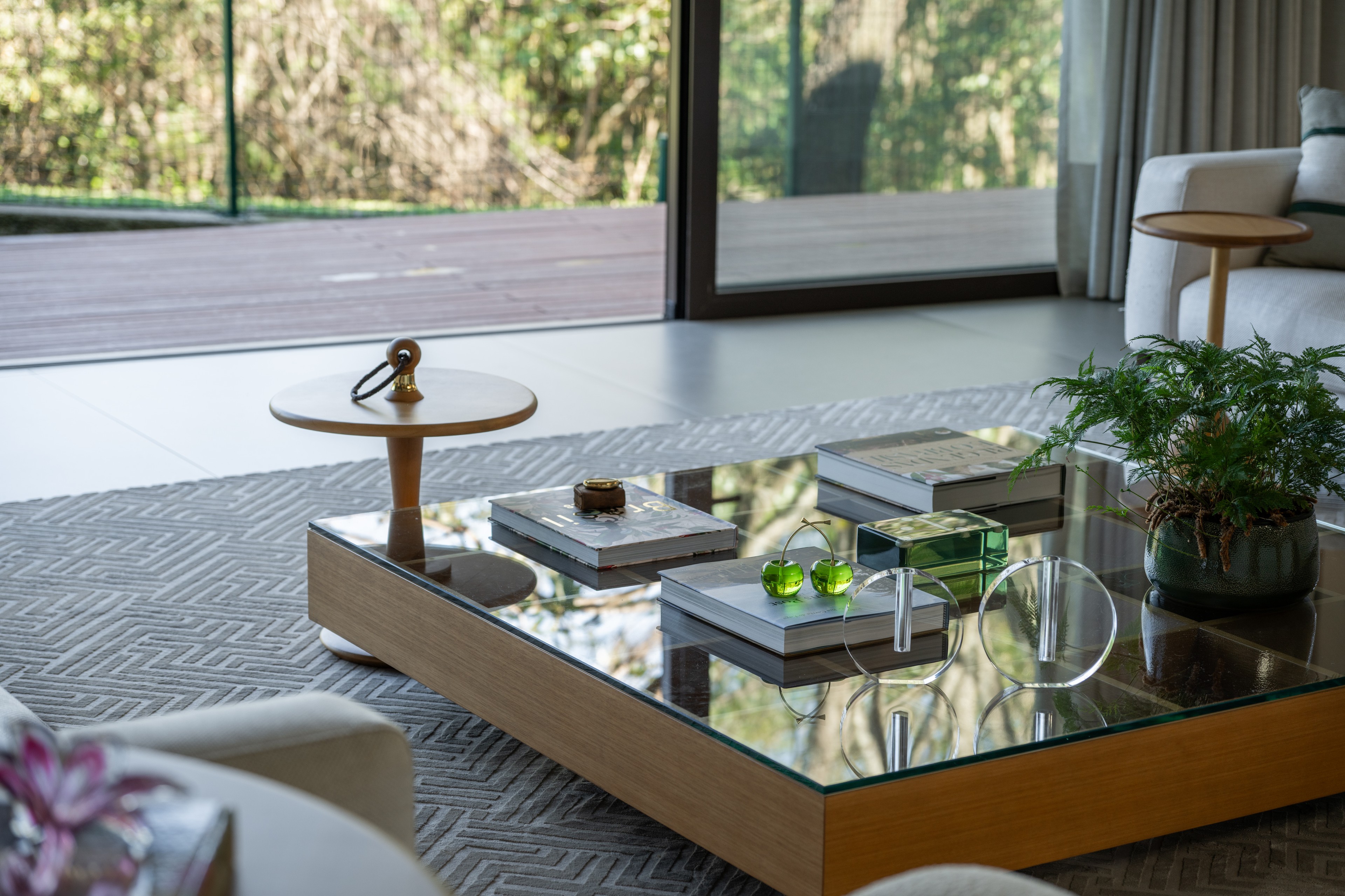 Residência SMI — Detalhe da mesa de centro junto às portas de vidro