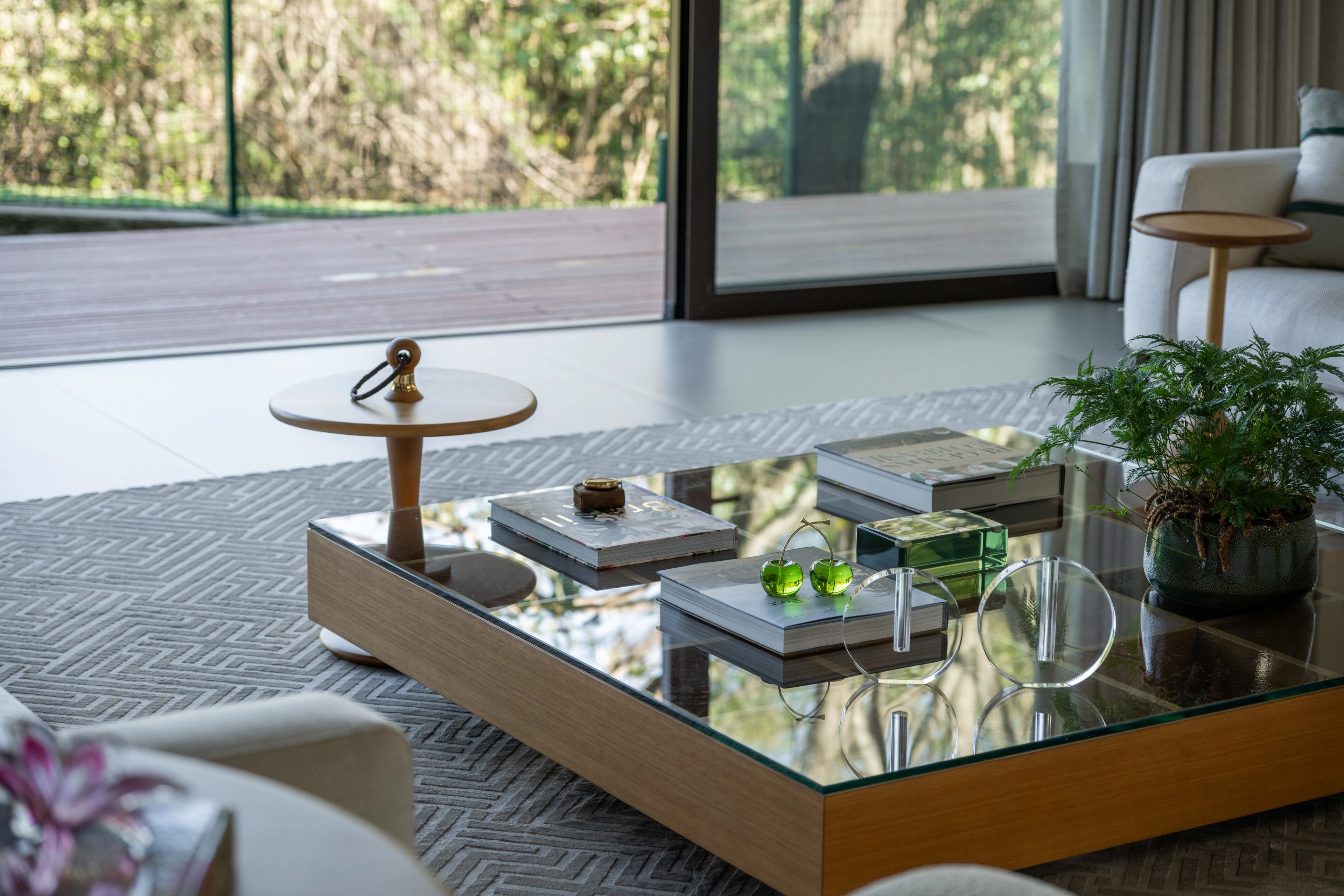 Residência SMI — Detalhe da mesa de centro junto às portas de vidro