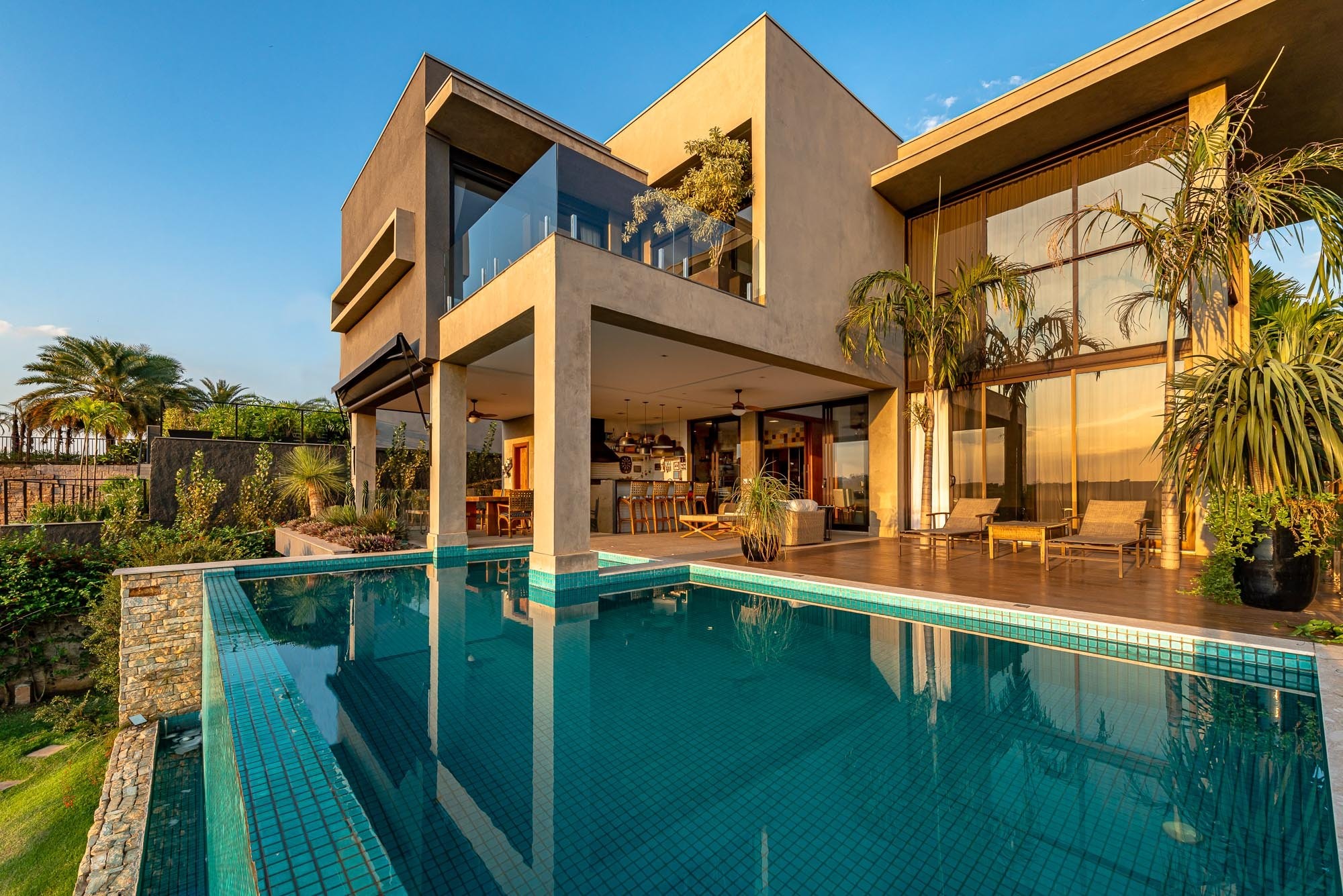 Residência DUA — Fachada dos fundos ao entardecer