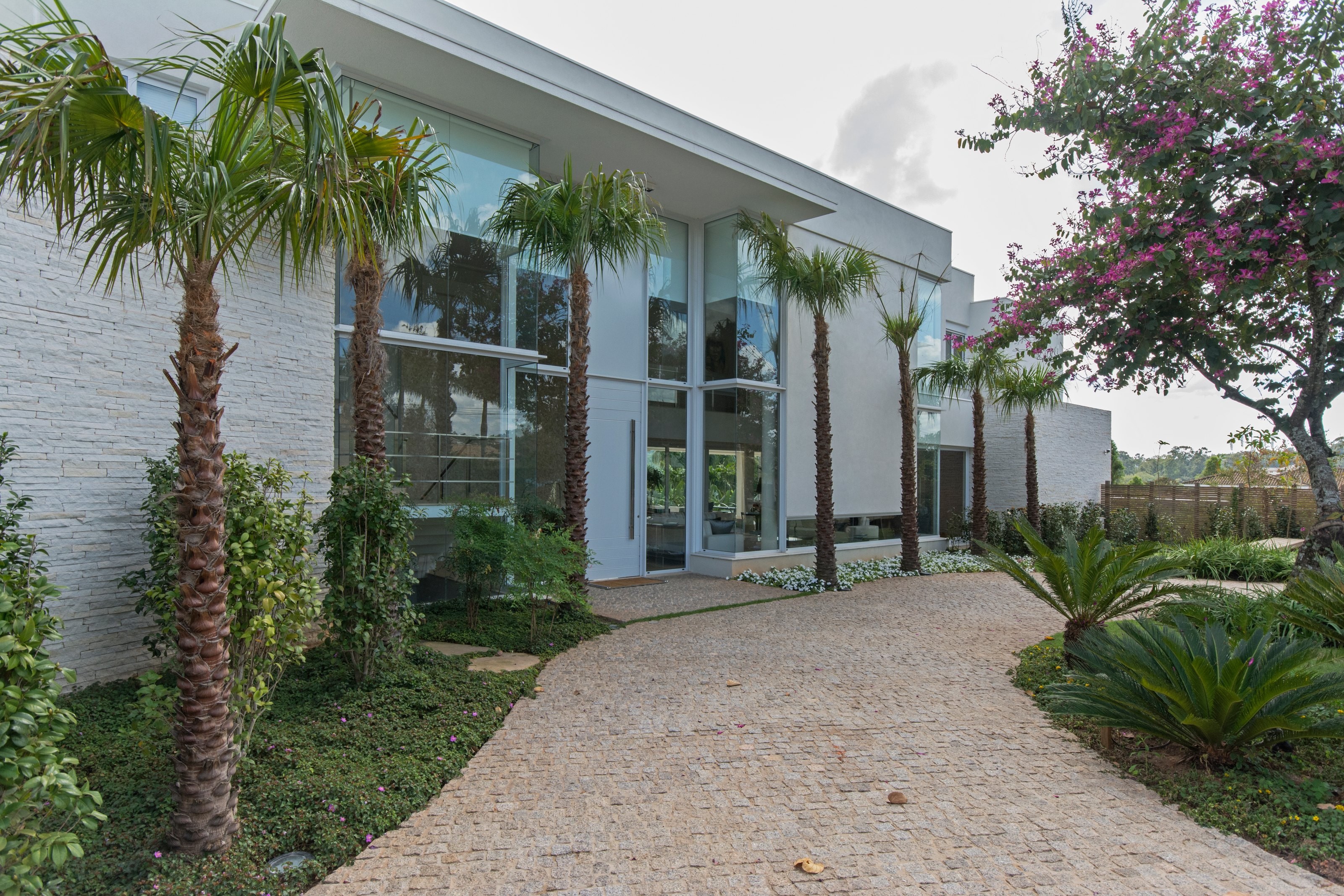 Residência VTO — Entrada principal e jardim