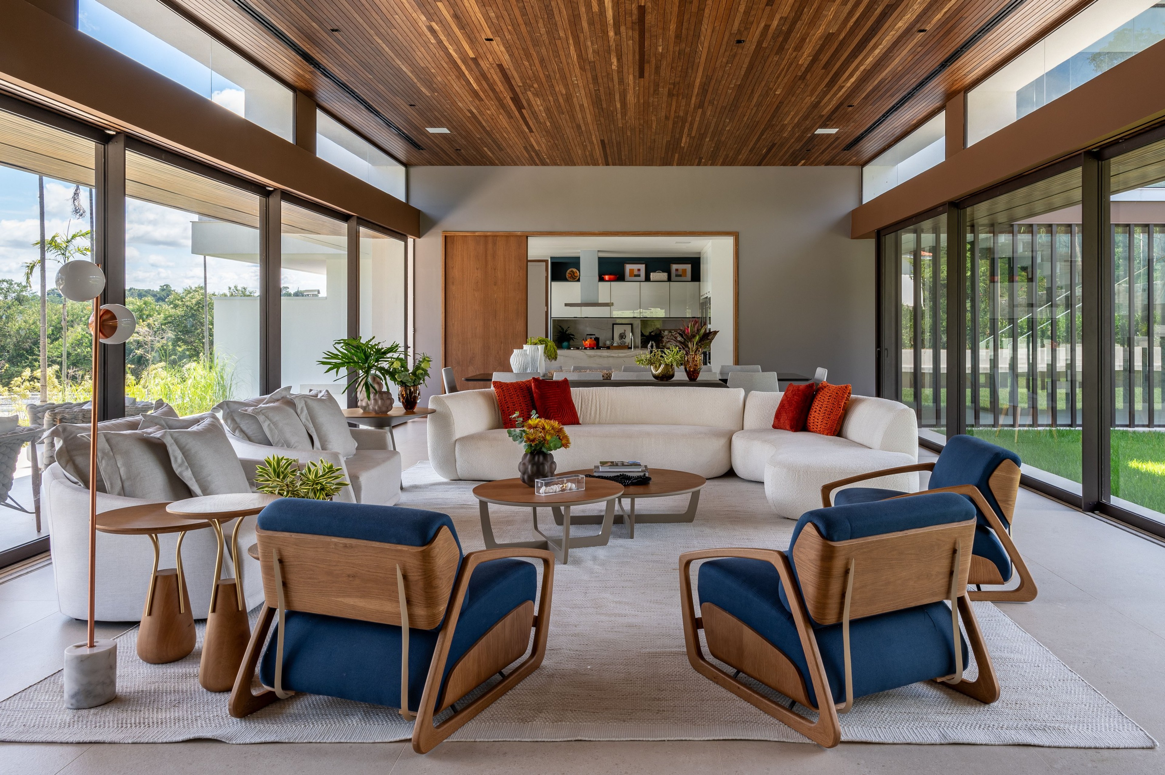 Residência SCA — Sala de estar com poltronas azuis