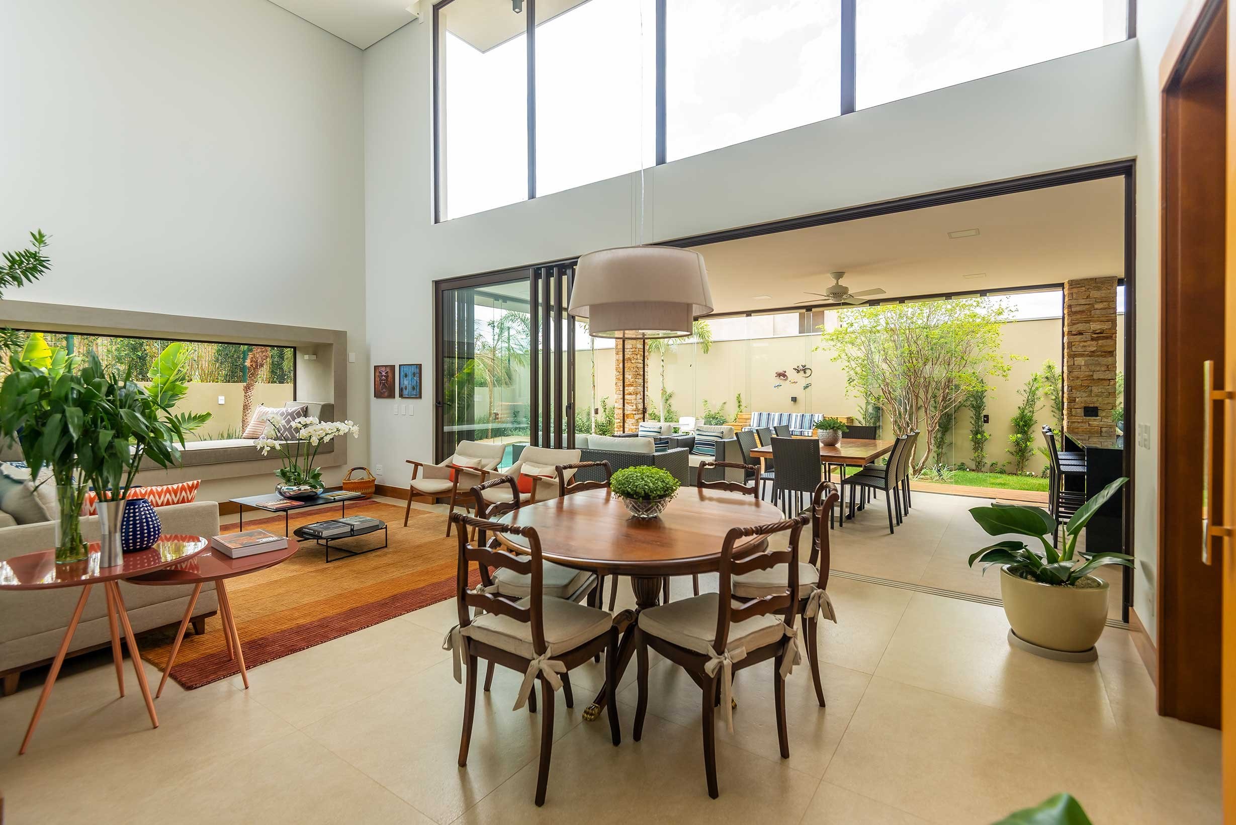 Residência LOP — Sala de jantar integrada ao jardim