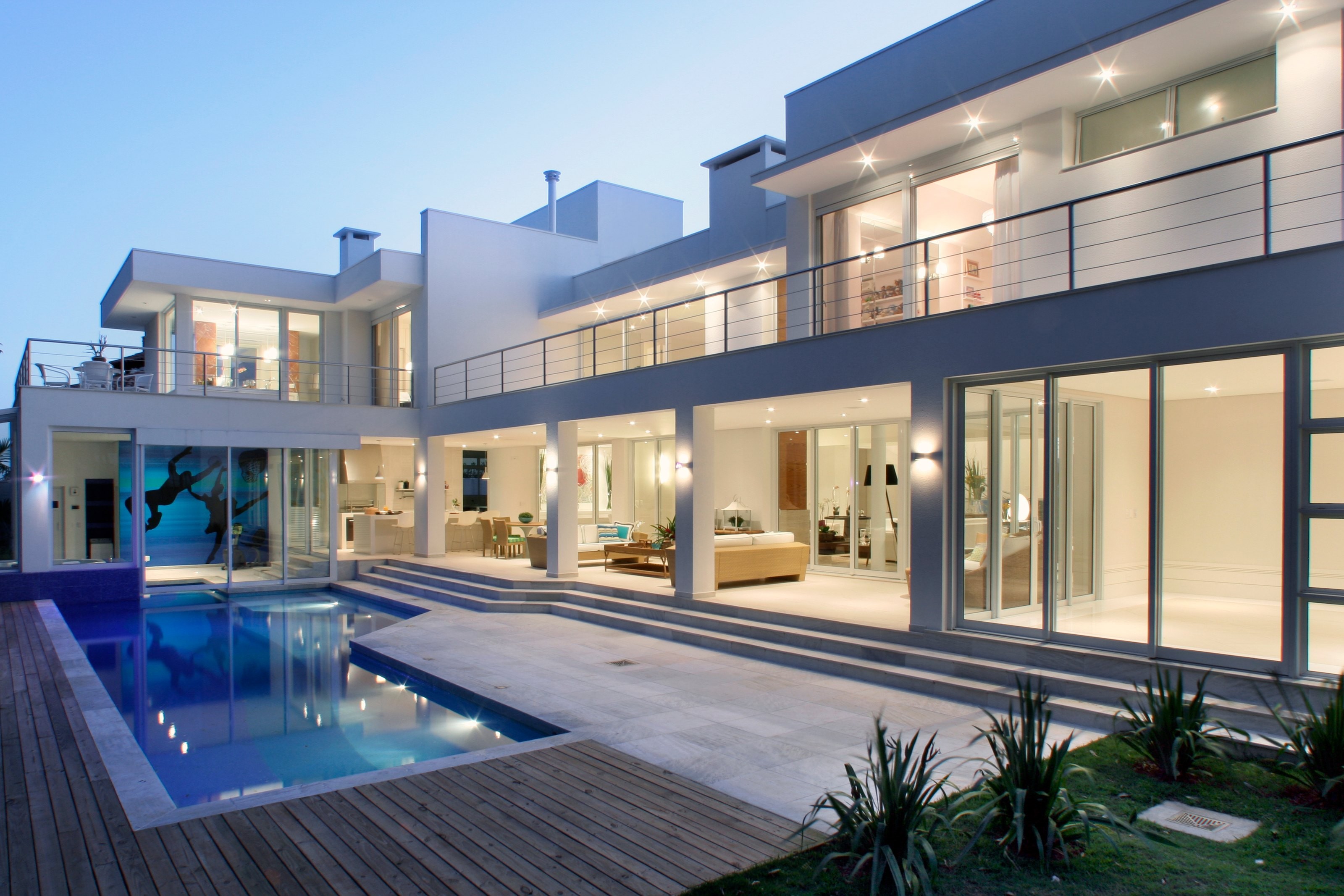 Residência APM — Fachada dos fundos com piscina