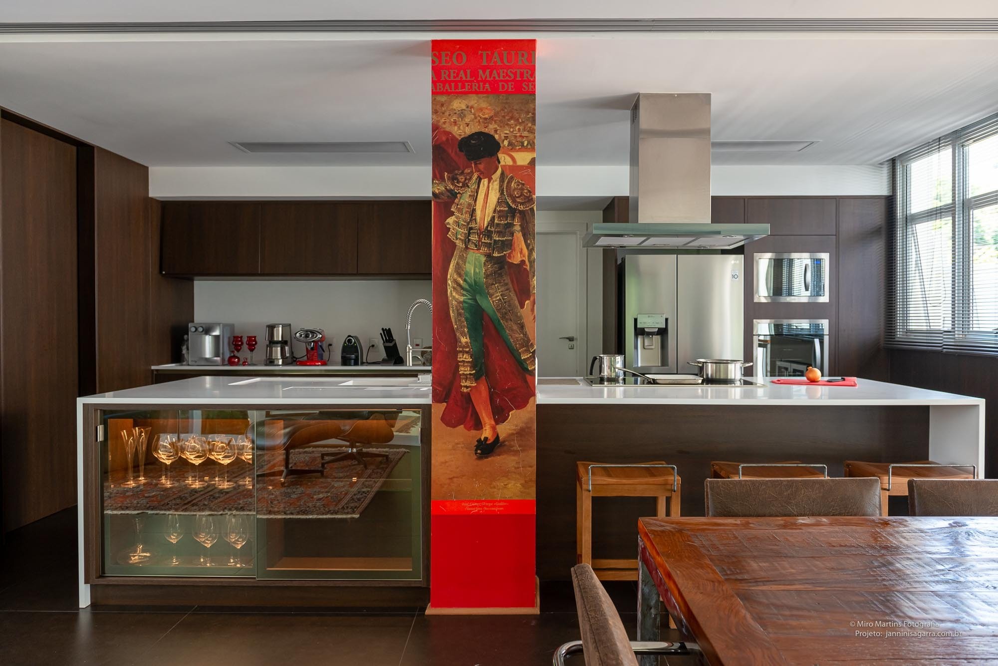 Residência AAA — Cozinha com ilha e adega