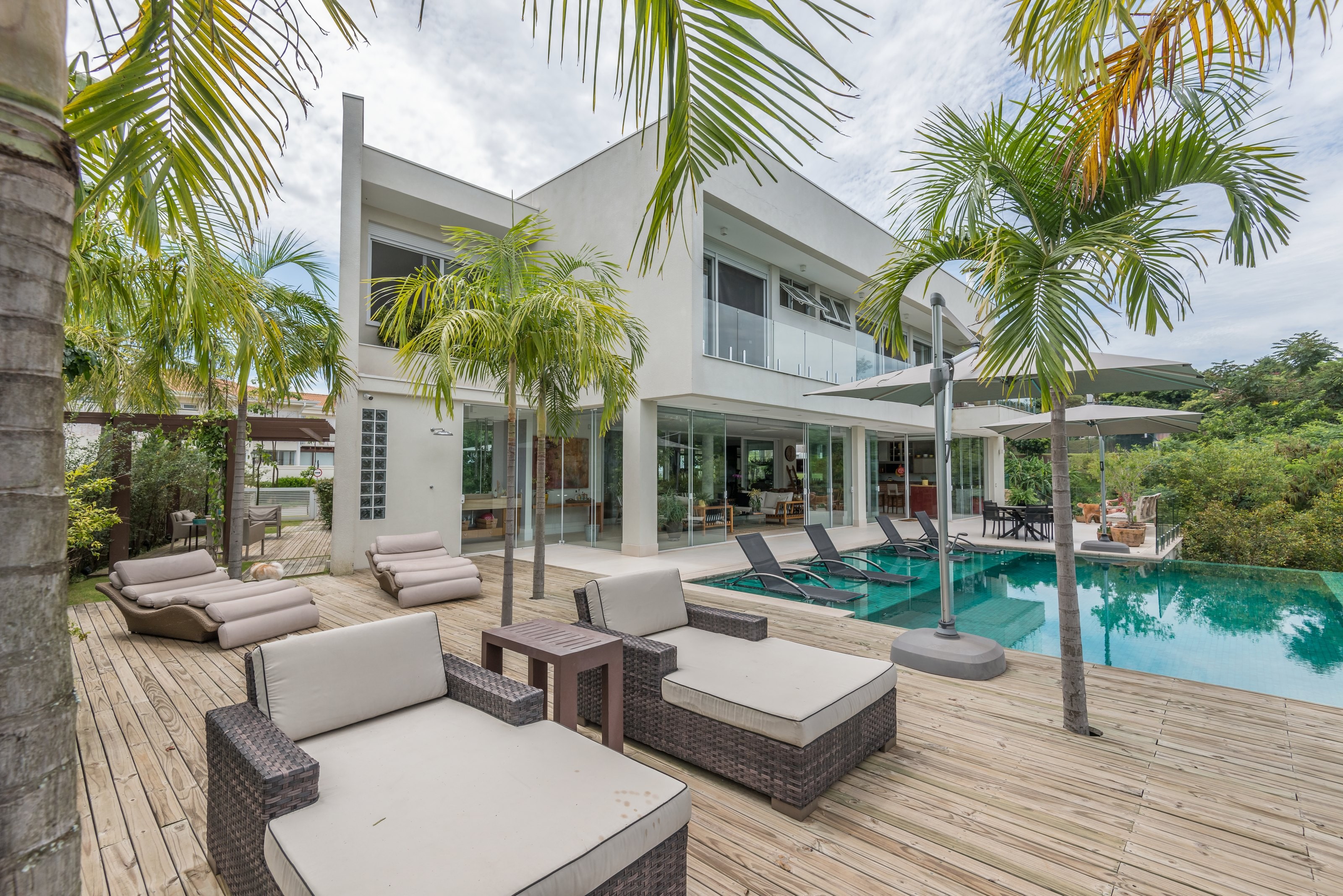 Residência OLI — Fachada dos fundos com piscina