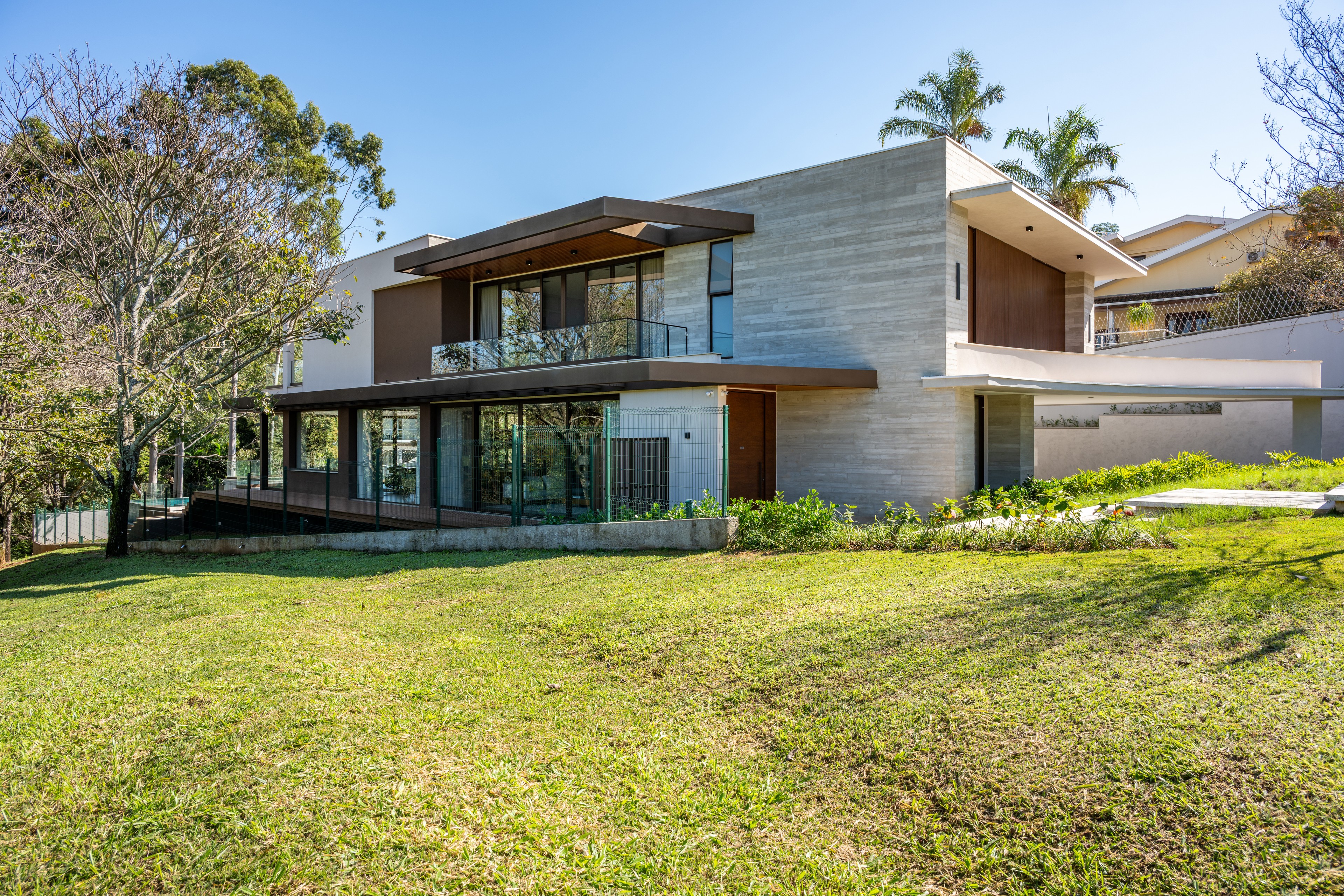 Residência SMI — Volumes da fachada lateral voltados ao jardim