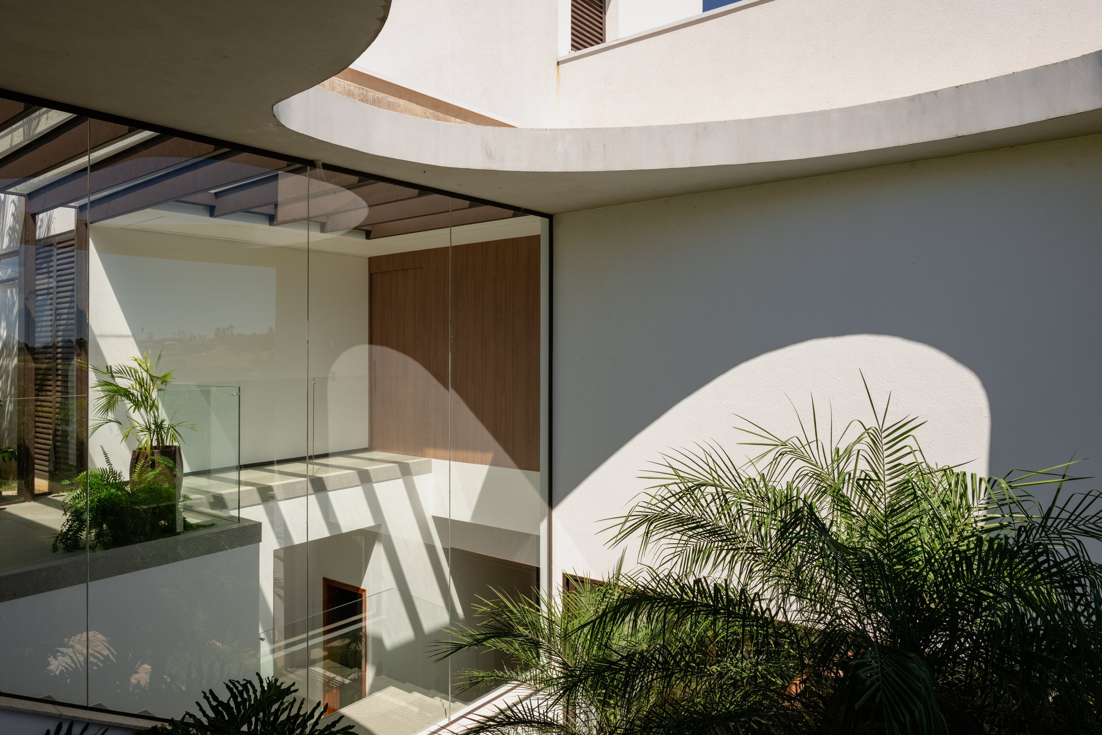 Residência DEV — Patio interno com formas curvas