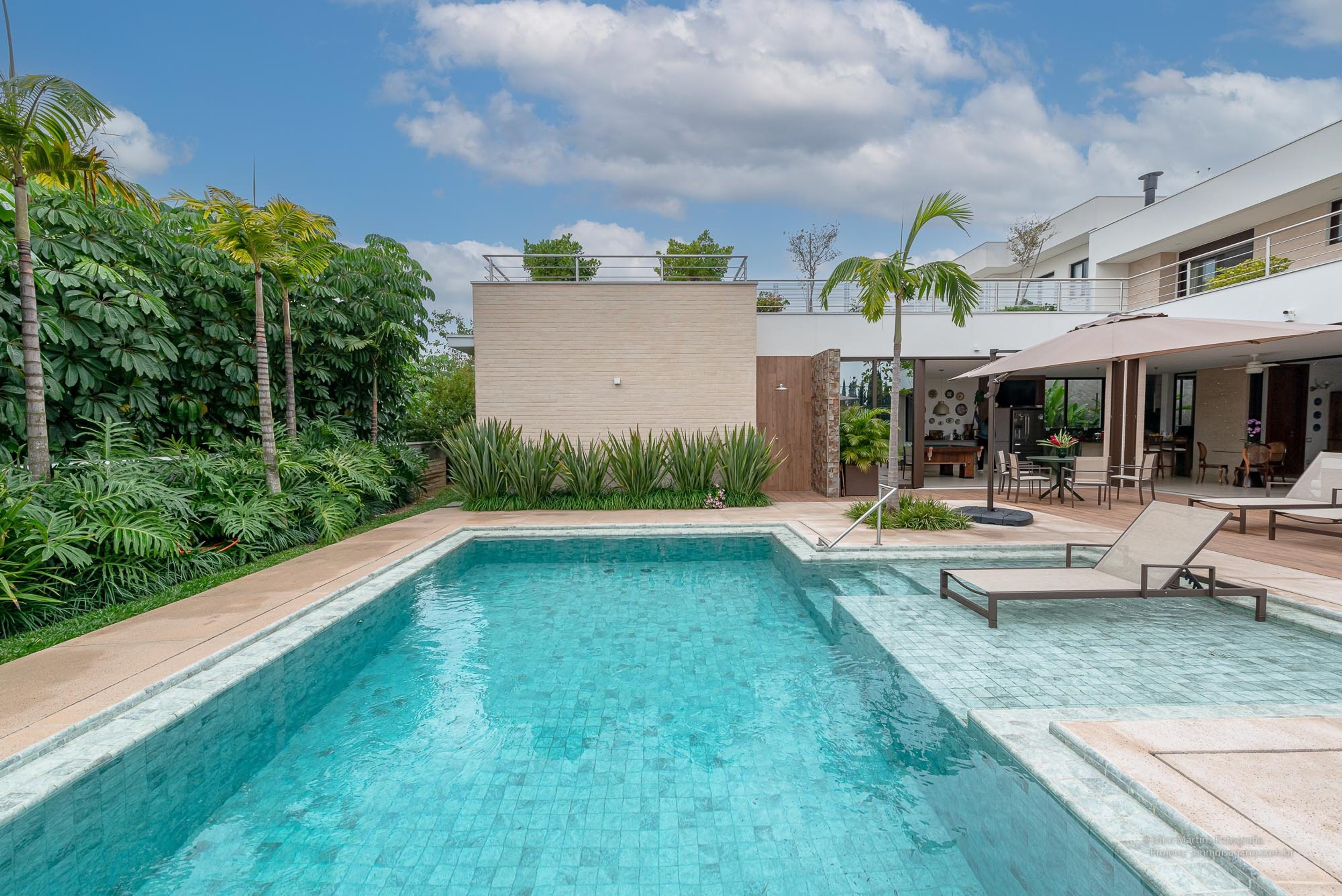 Residência SCH — Piscina com área de lazer