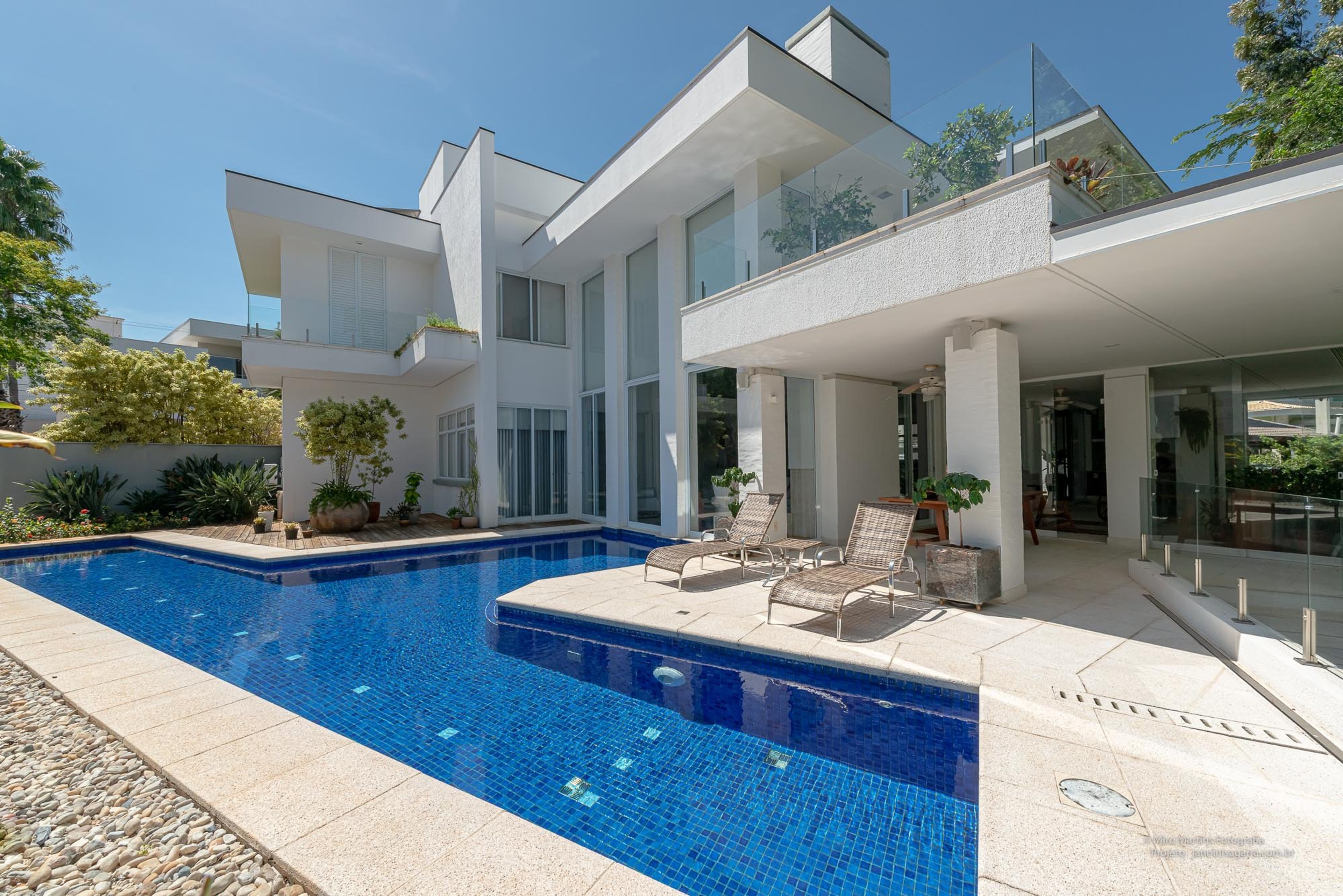 Residência AAA — Área de lazer com piscina