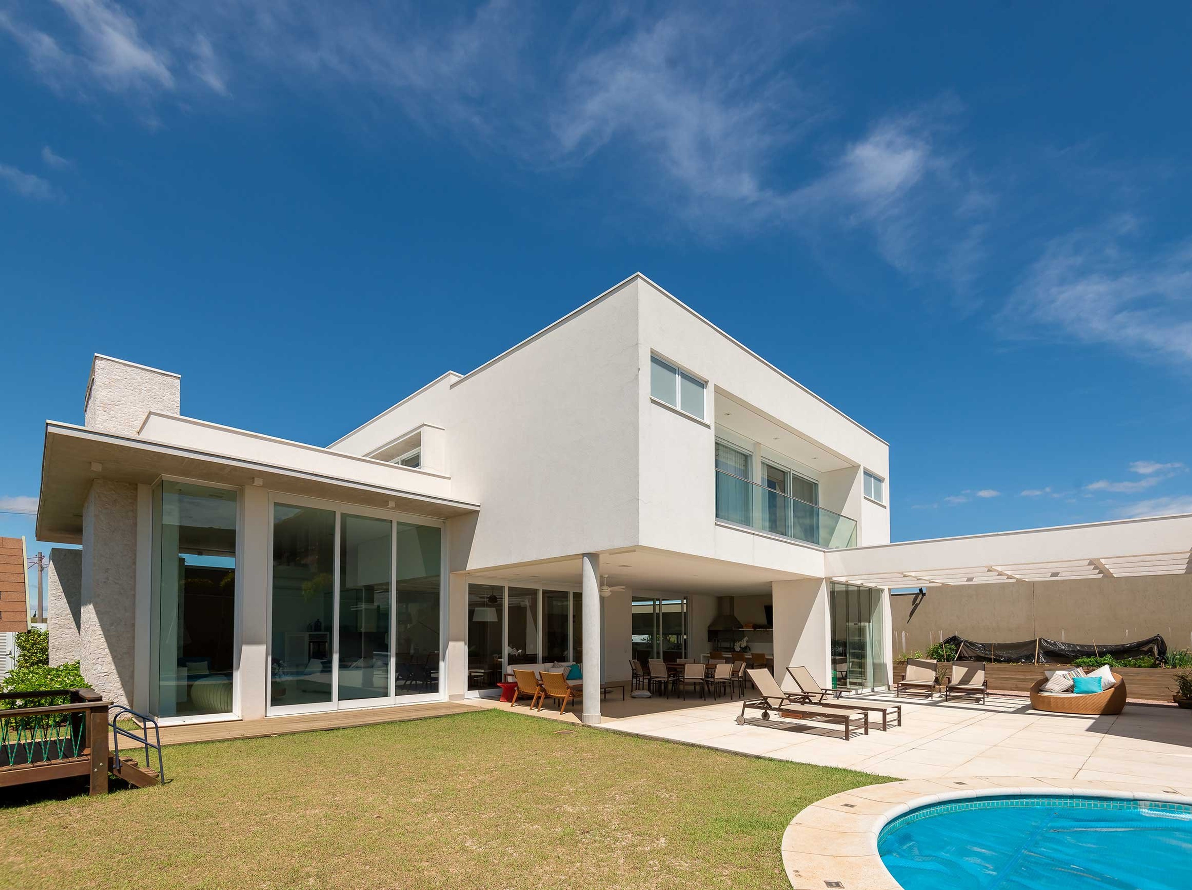 Residência SCU — Fachada dos fundos e jardim