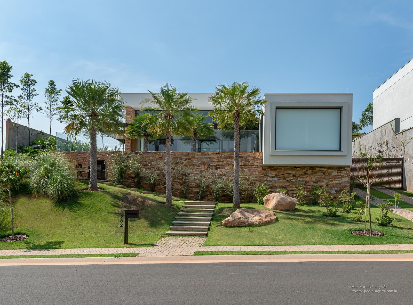 Residência ZOG — Fachada frontal com paisagismo