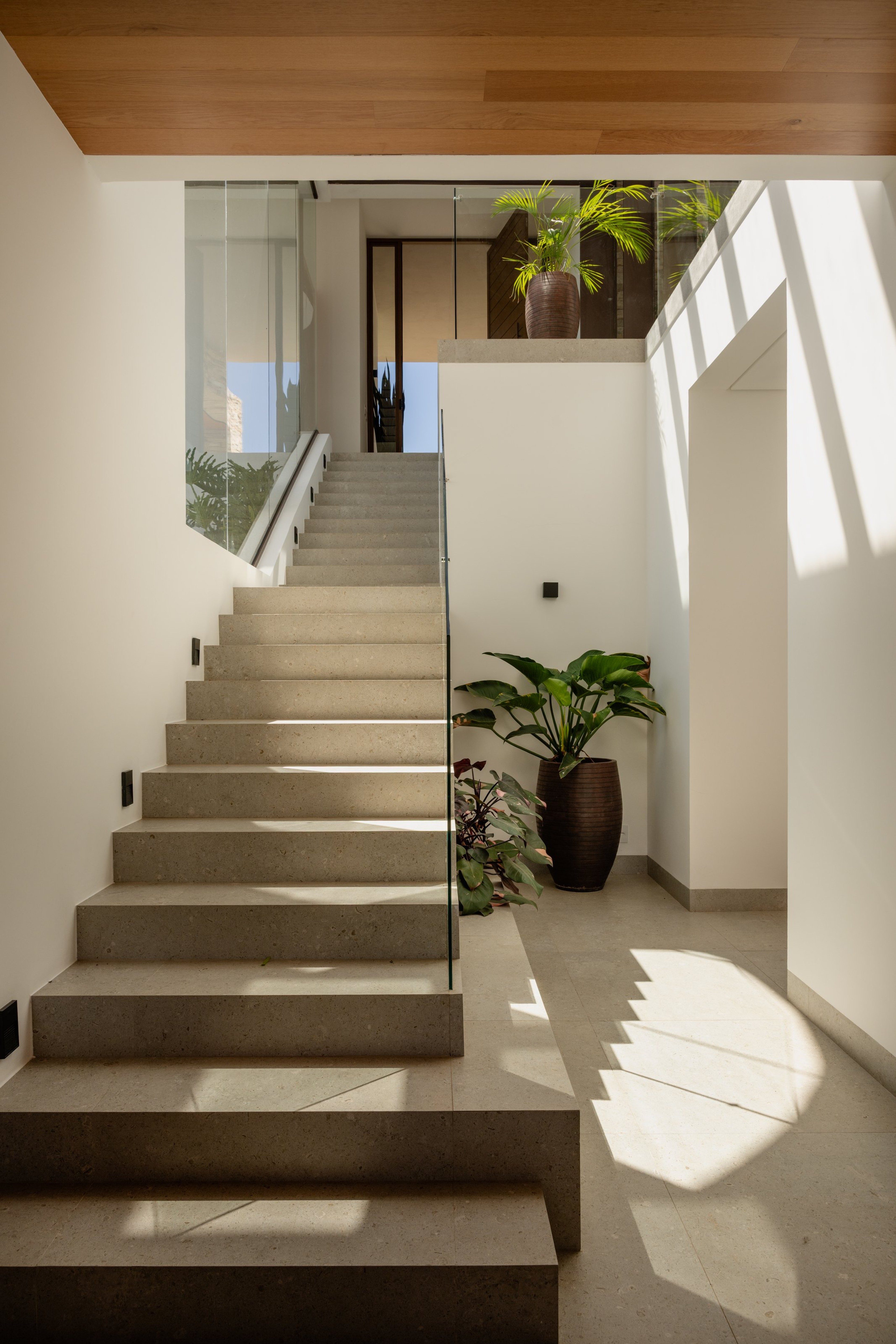 Residência DEV — Escada com iluminação natural