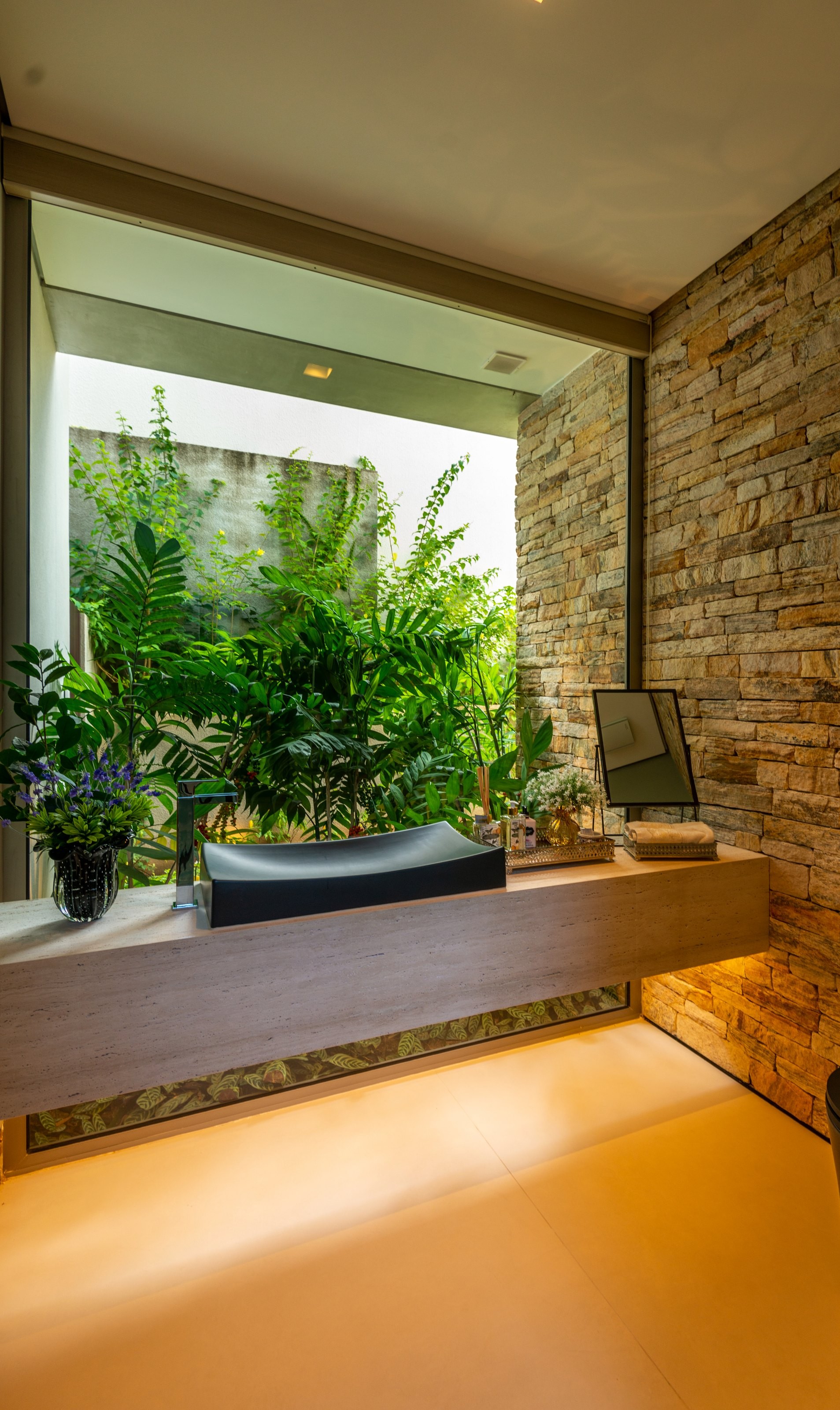 Residência GAM — Banheiro com jardim