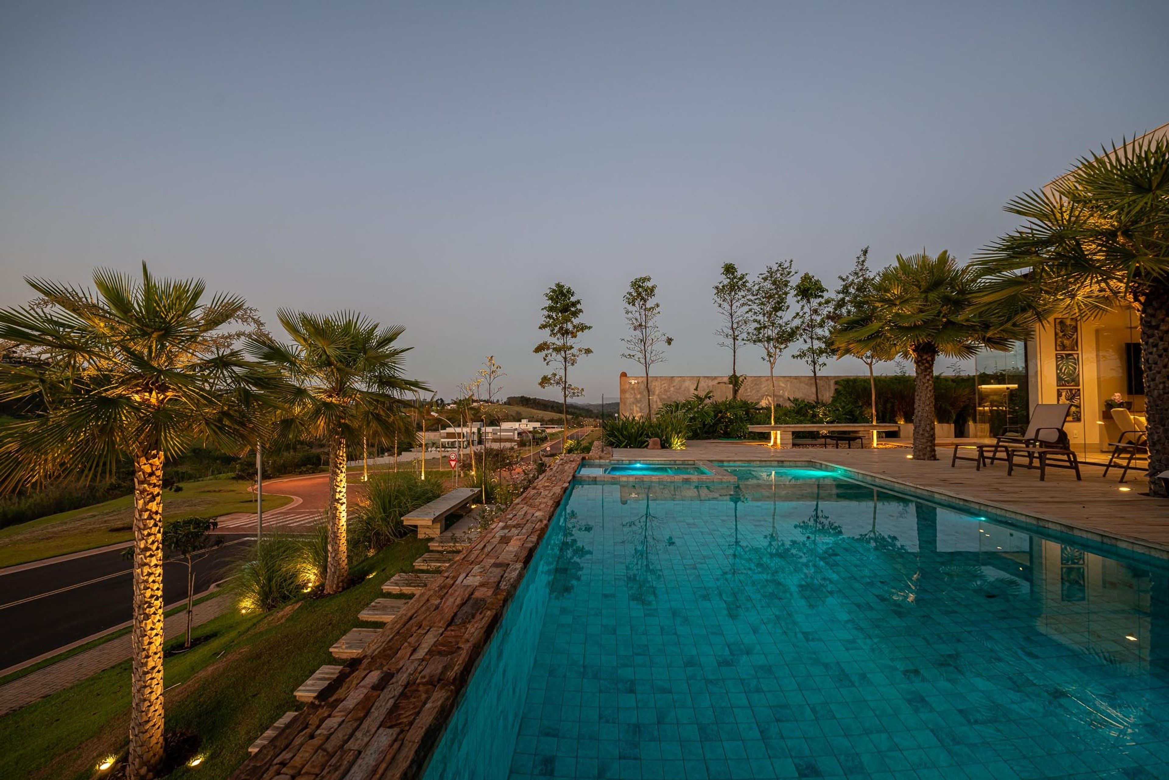 Residência ZOG — Piscina e jardim iluminados