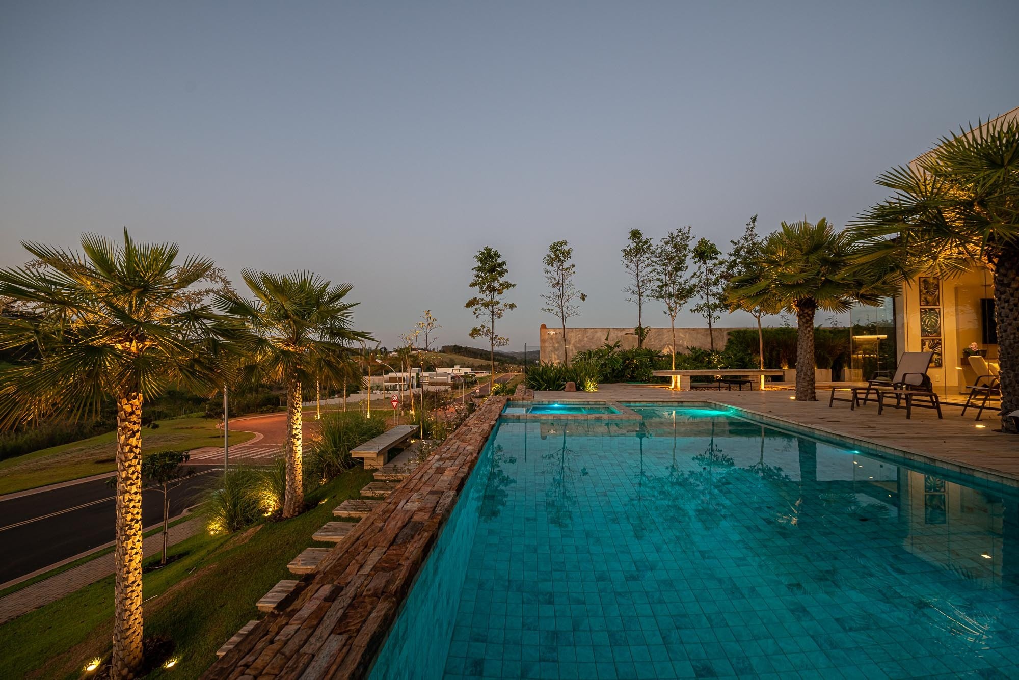Residência ZOG — Piscina e jardim iluminados