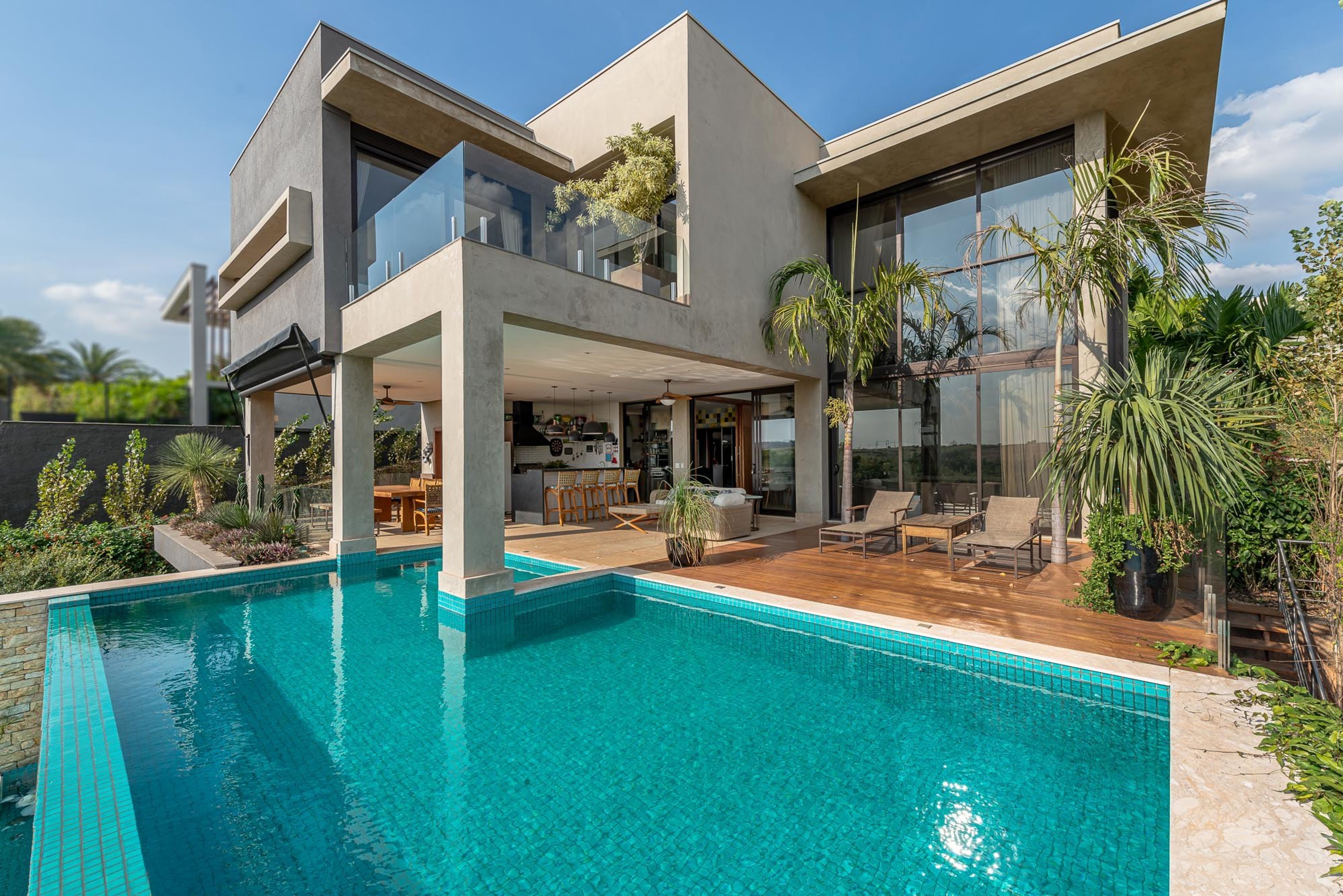 Residência DUA — Fachada dos fundos com piscina
