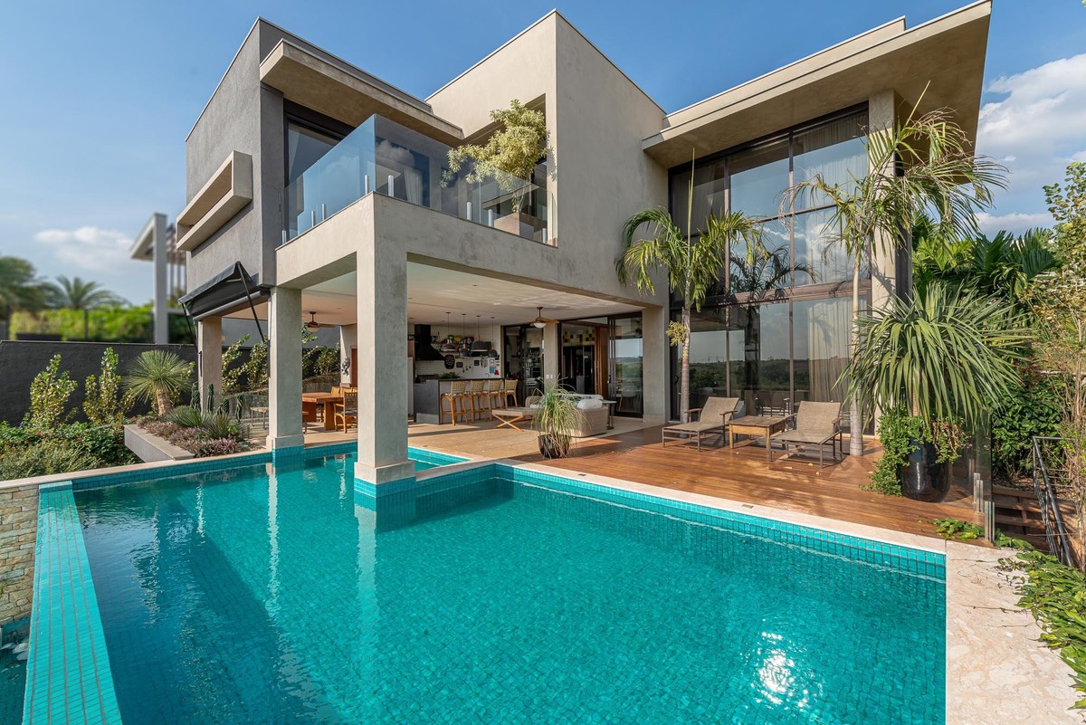 Residência DUA — Fachada dos fundos com piscina