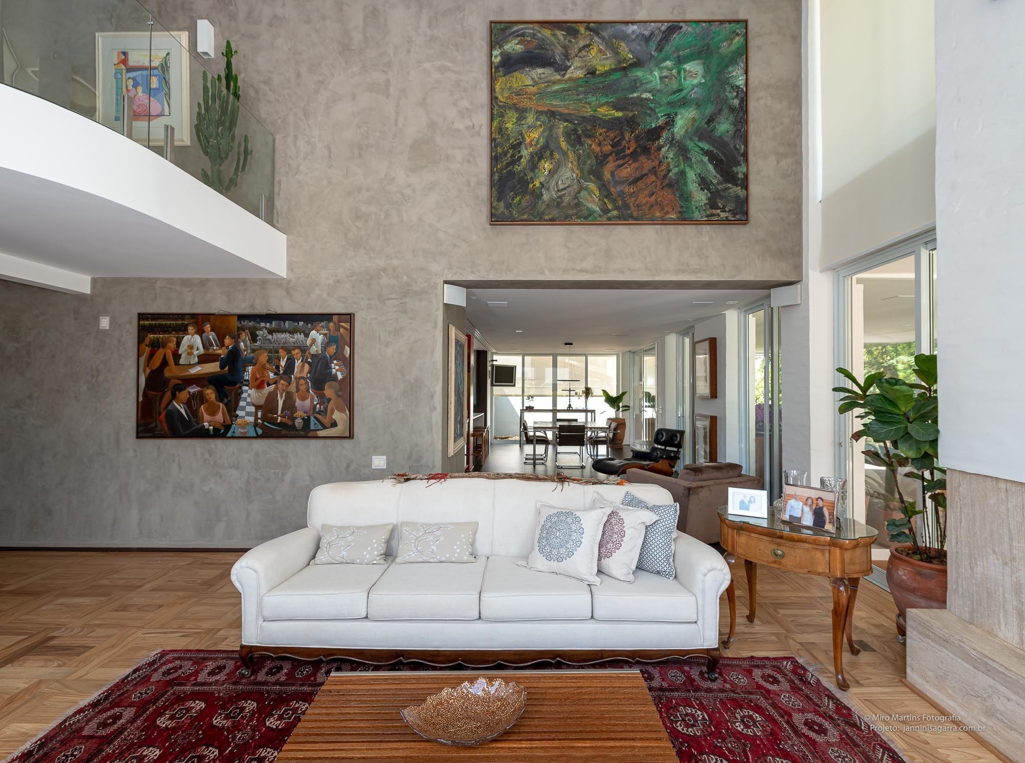 Residência AAA — Sofá da sala e obras de arte