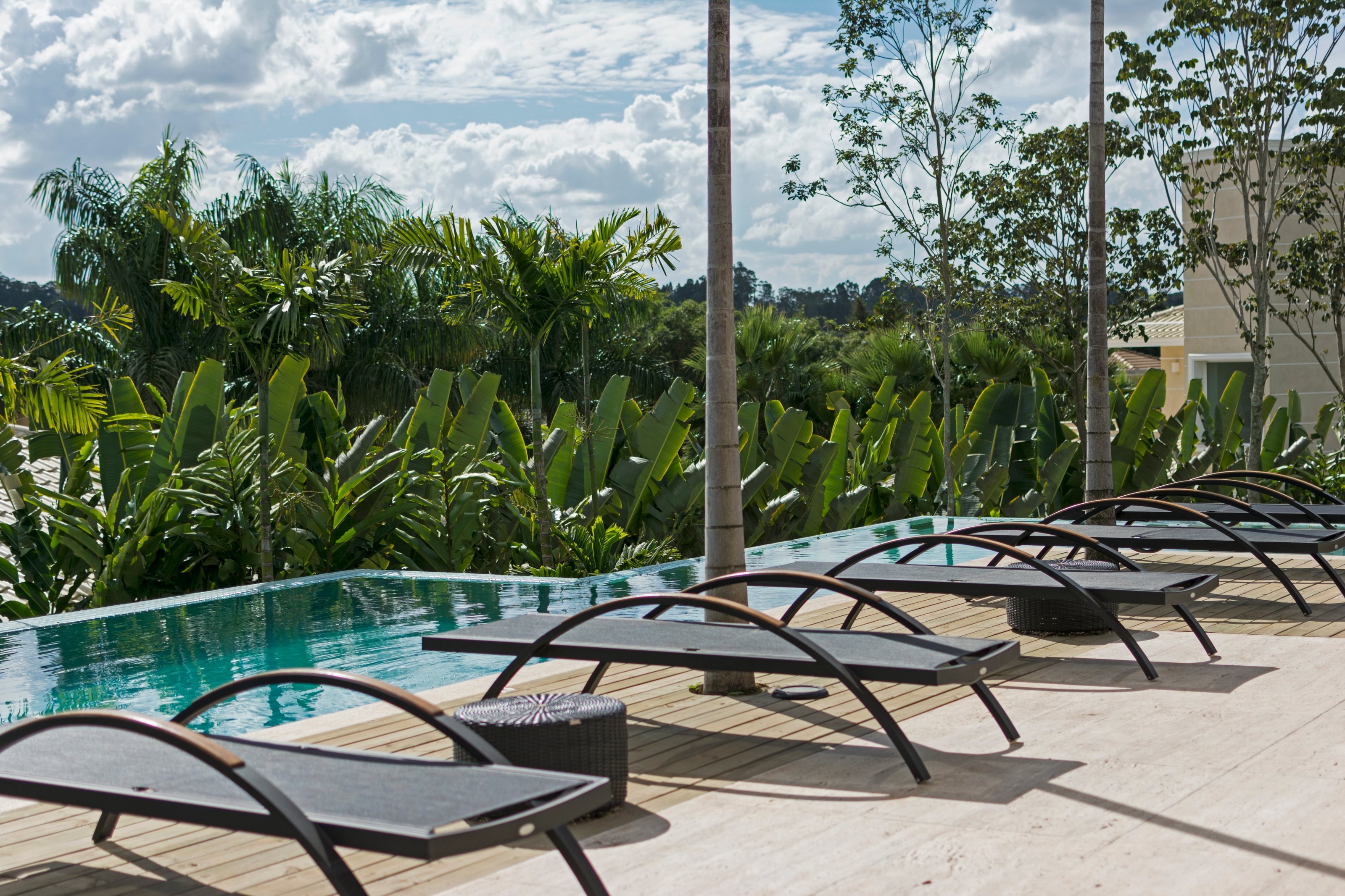 Residência VTO — Deck da piscina com espreguicadeiras