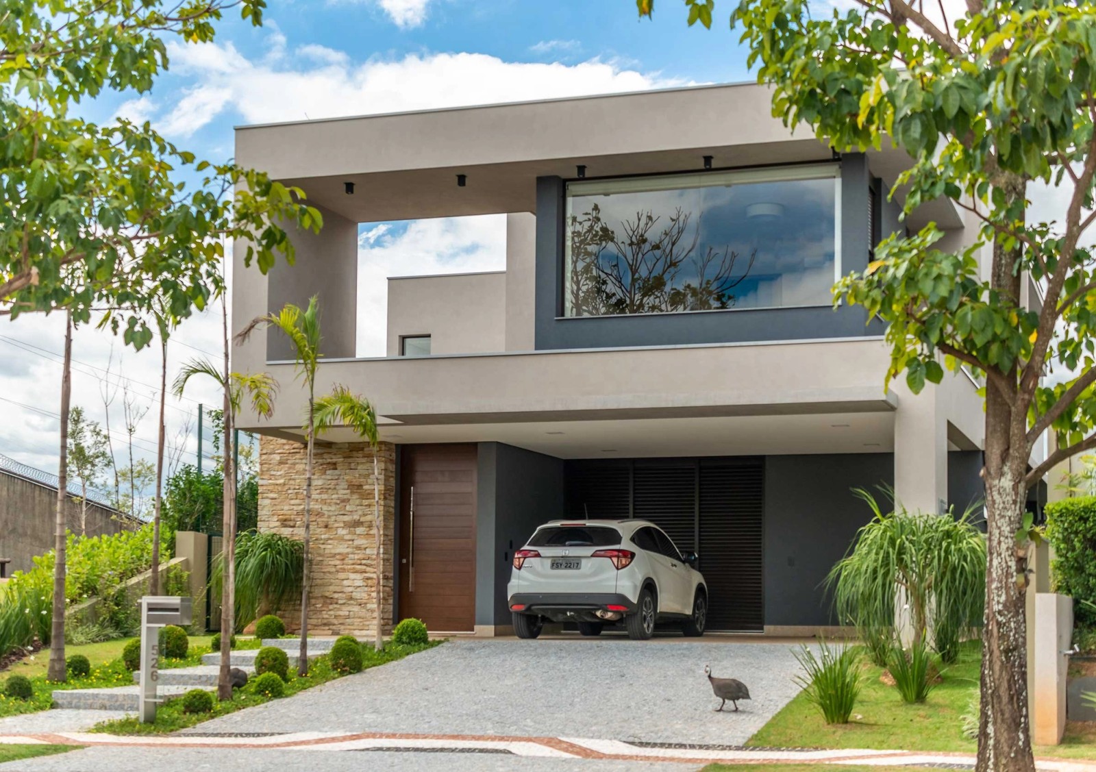Residência LOP — Fachada frontal com garagem