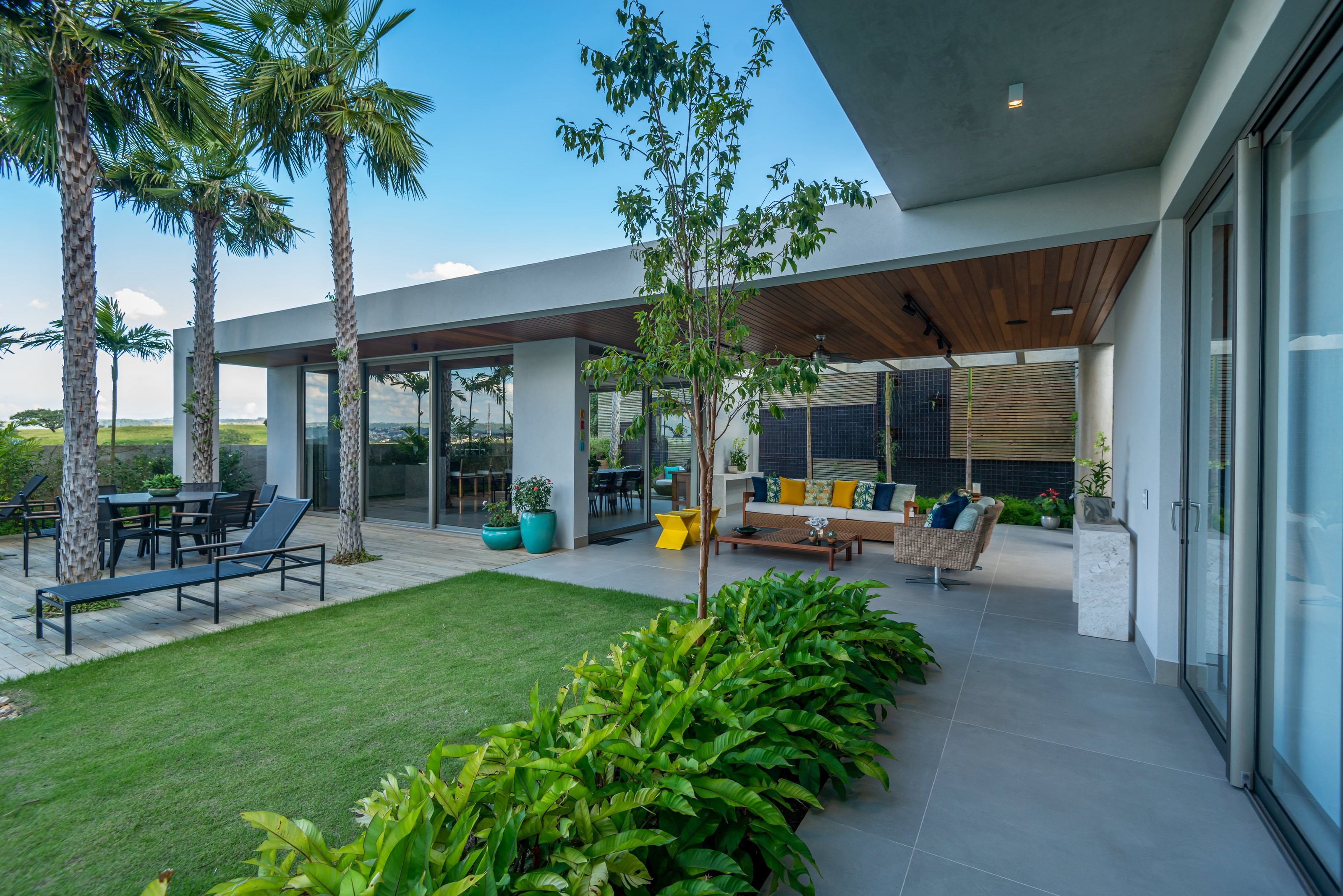 Residência GAM — Varanda gourmet integrada ao jardim