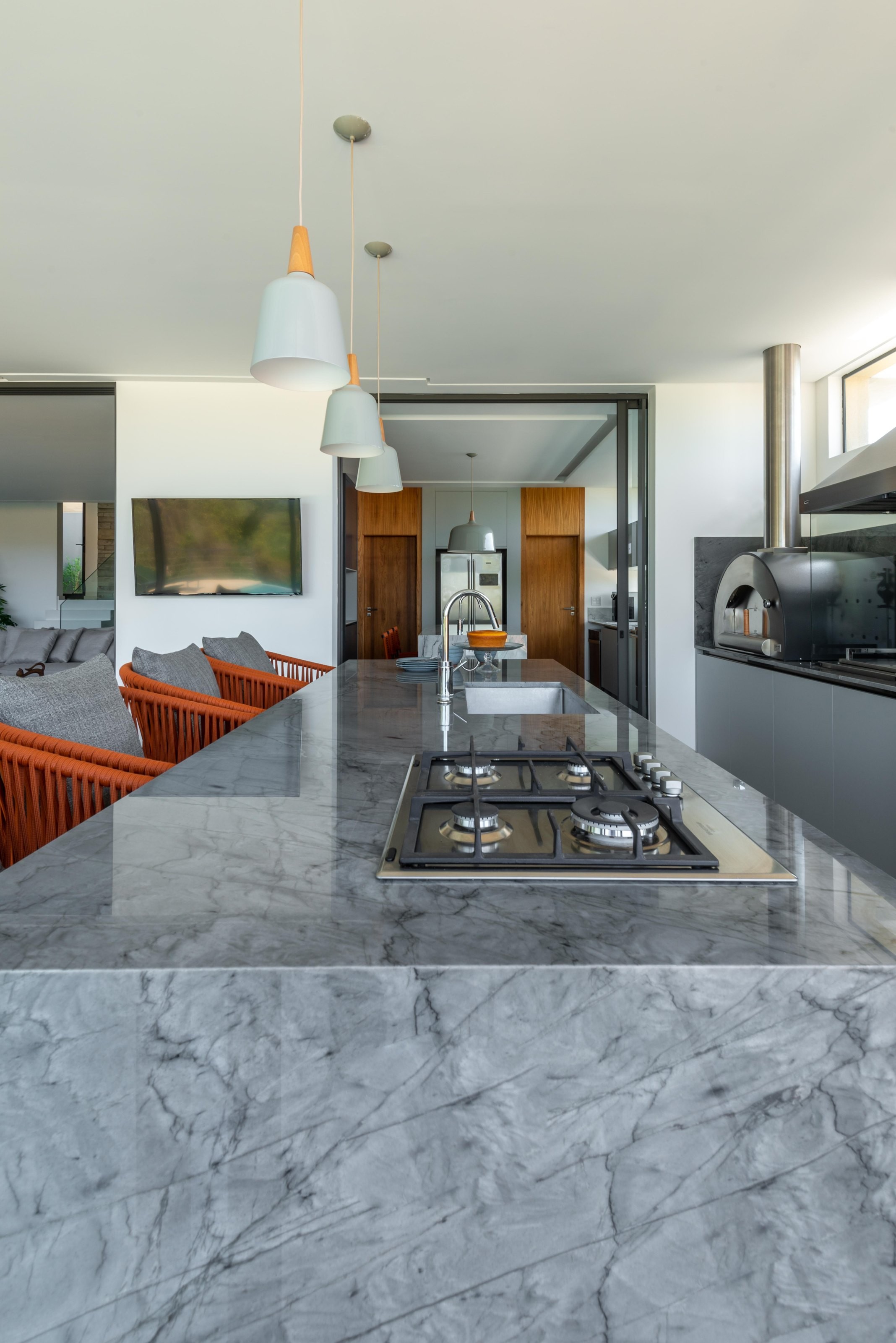 Residência COV — Cozinha com cooktop e bancada