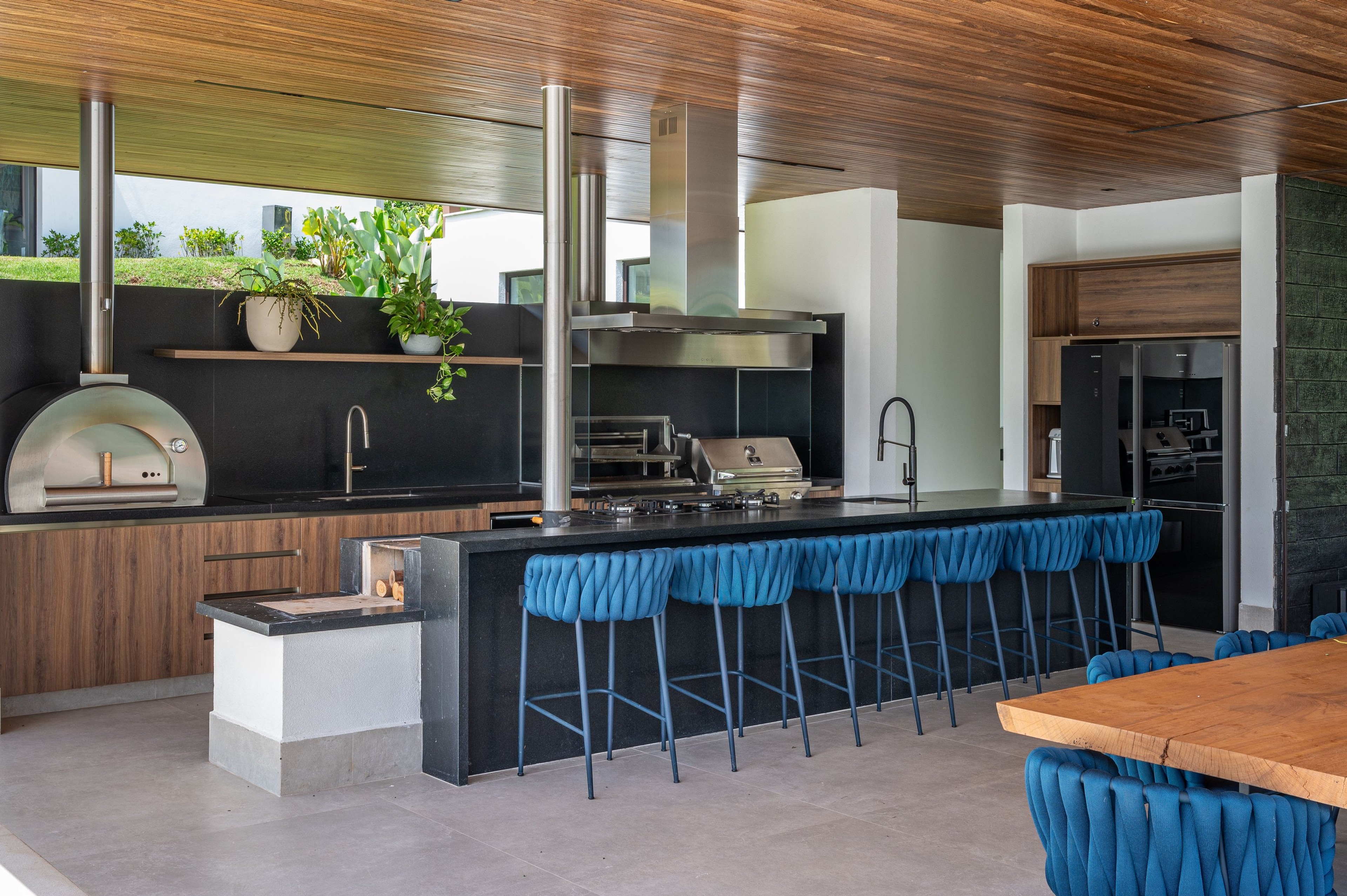 Residência SCA — Cozinha gourmet com forno de pizza