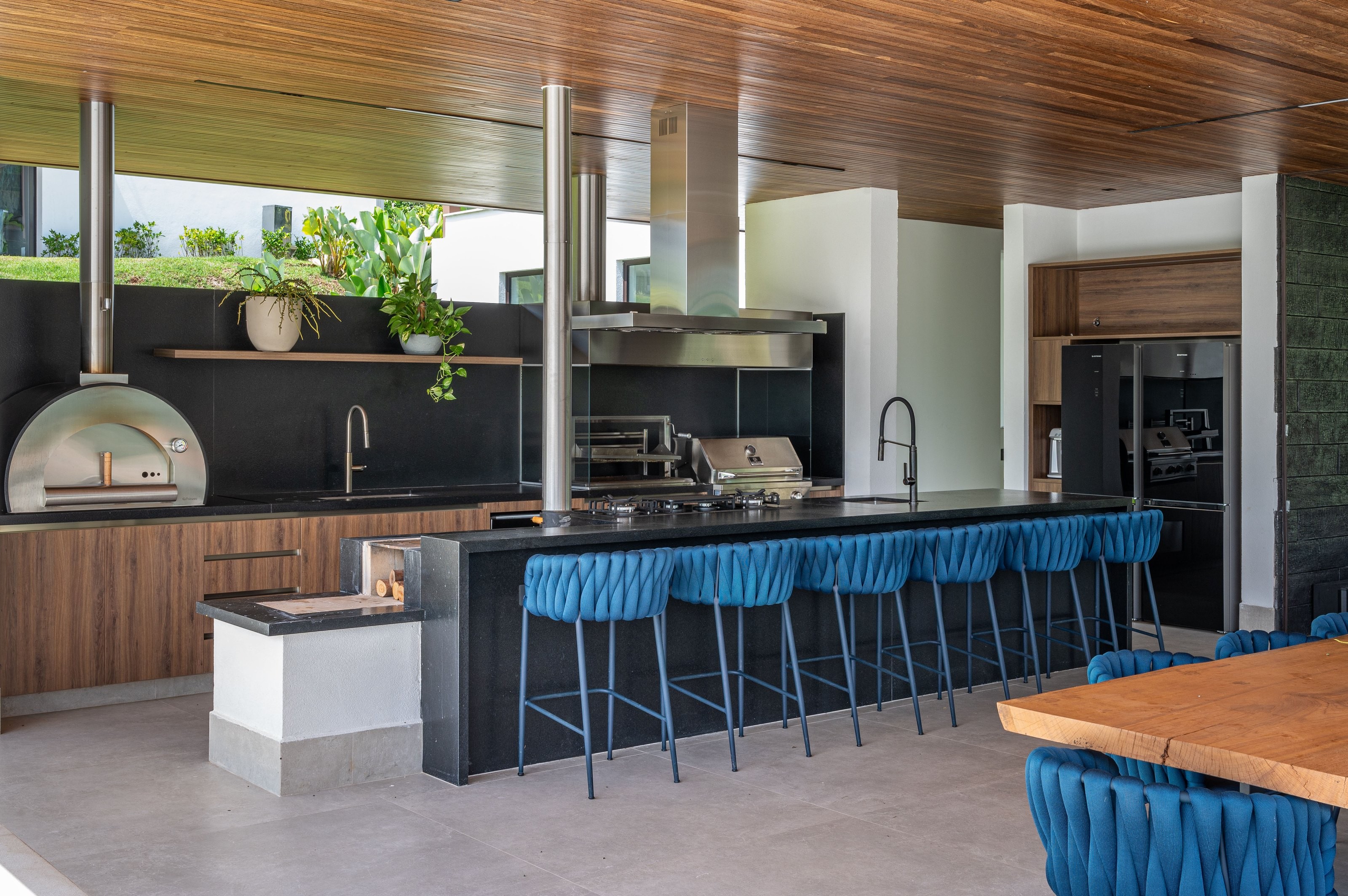 Residência SCA — Cozinha gourmet com forno de pizza