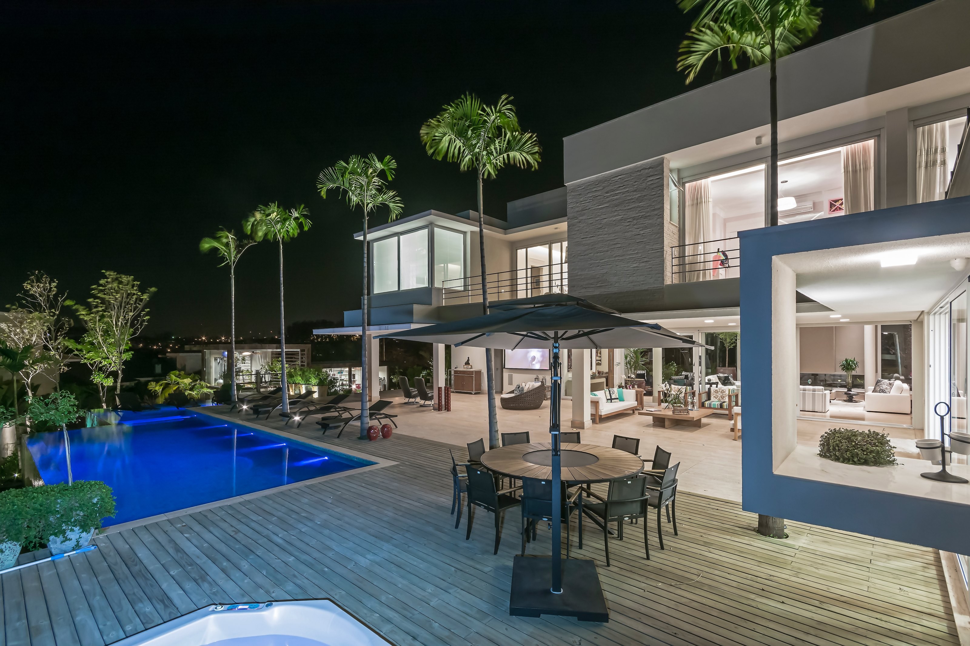 Residência VTO — Piscina e varanda iluminadas
