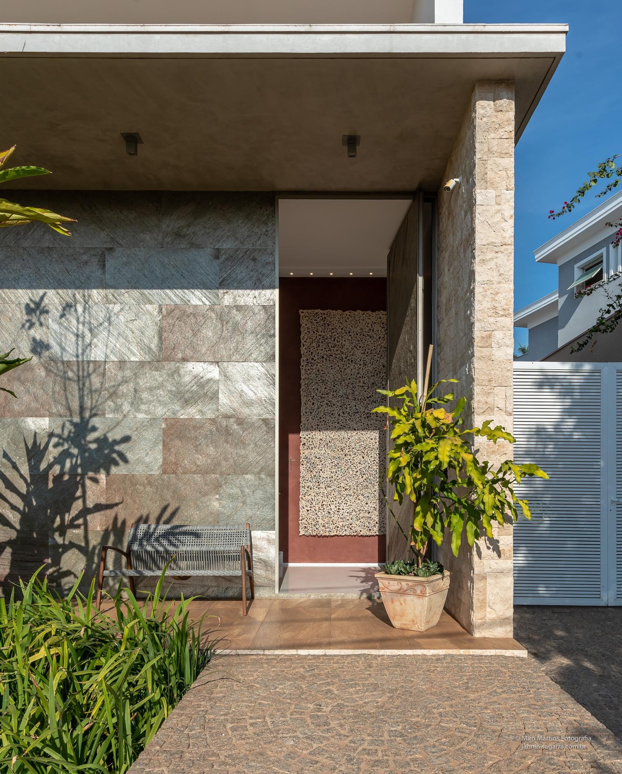 Residência VAL — Entrada principal com pedra natural