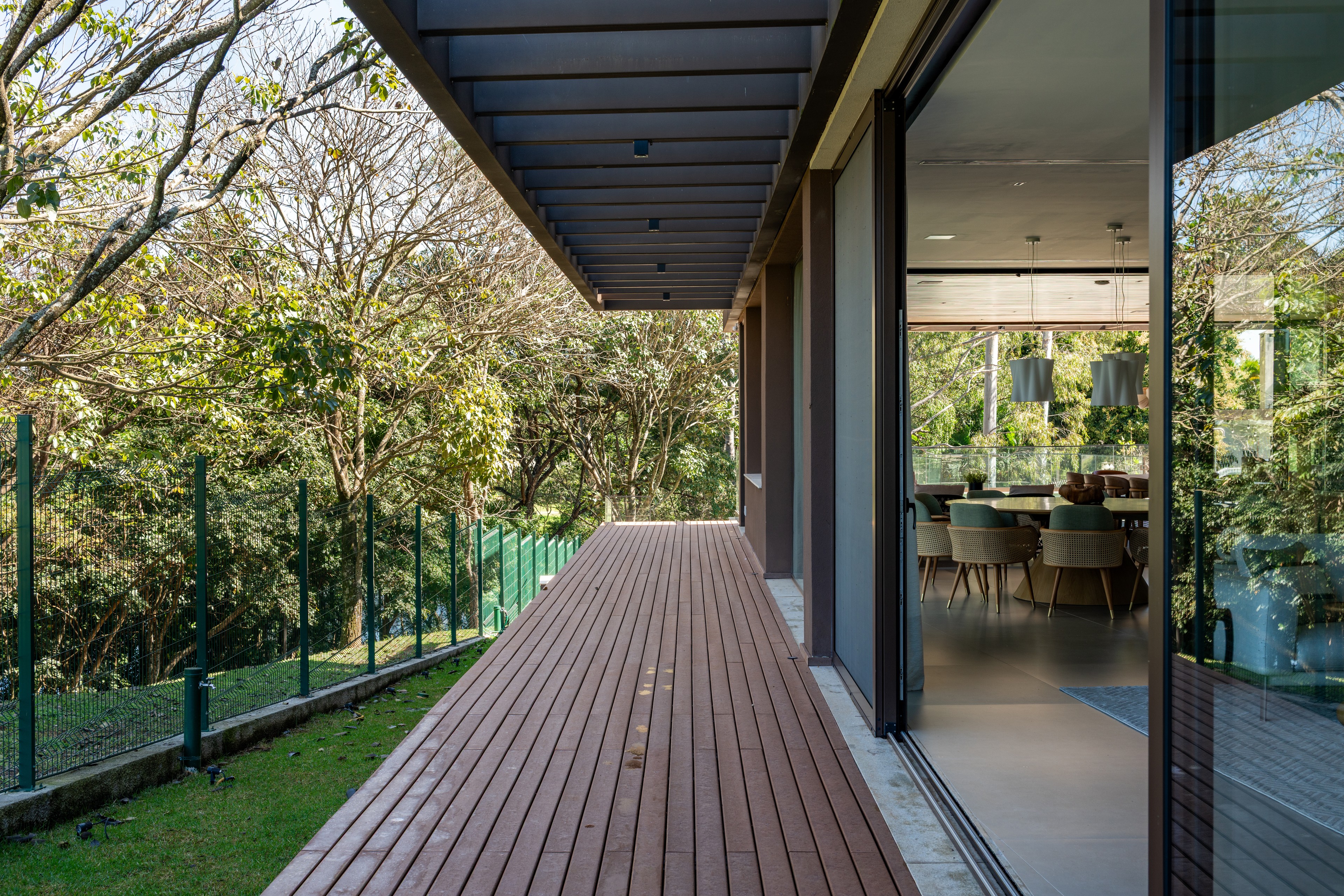 Residência SMI — Deck lateral junto à sala e ao jardim