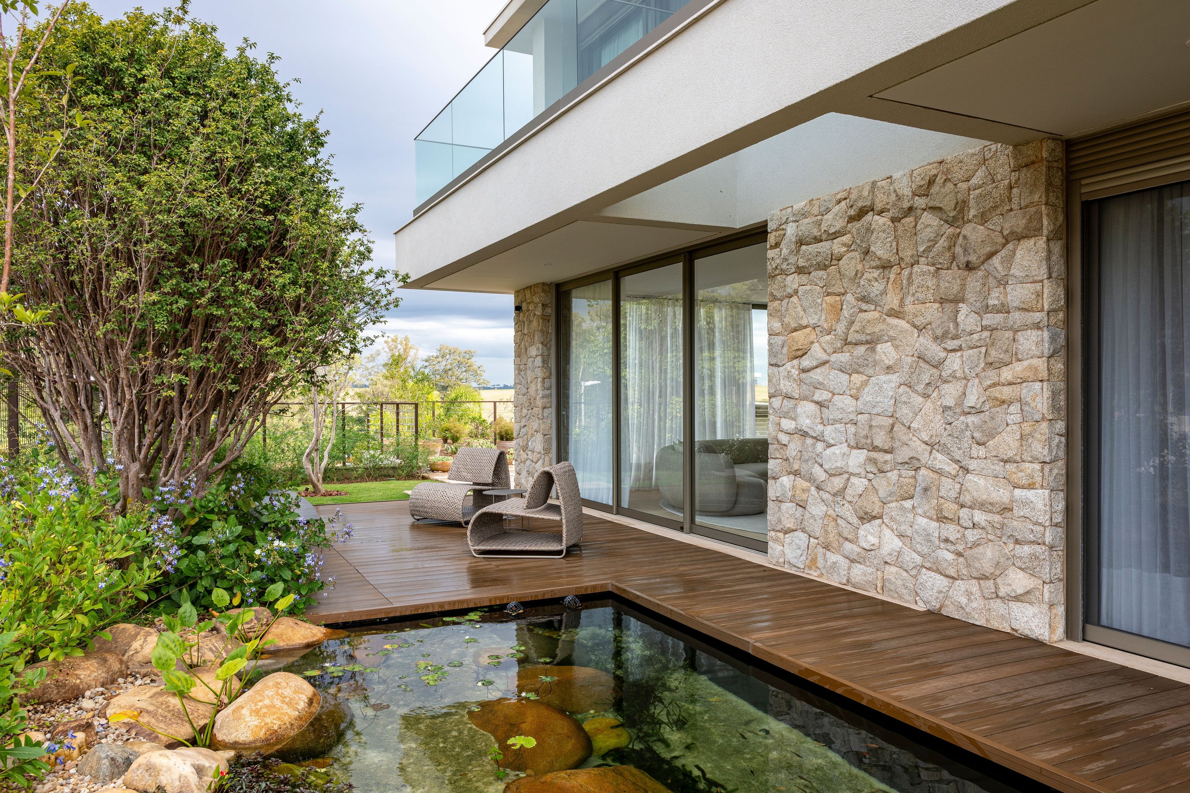 Residência MOR — Jardim com lago ornamental