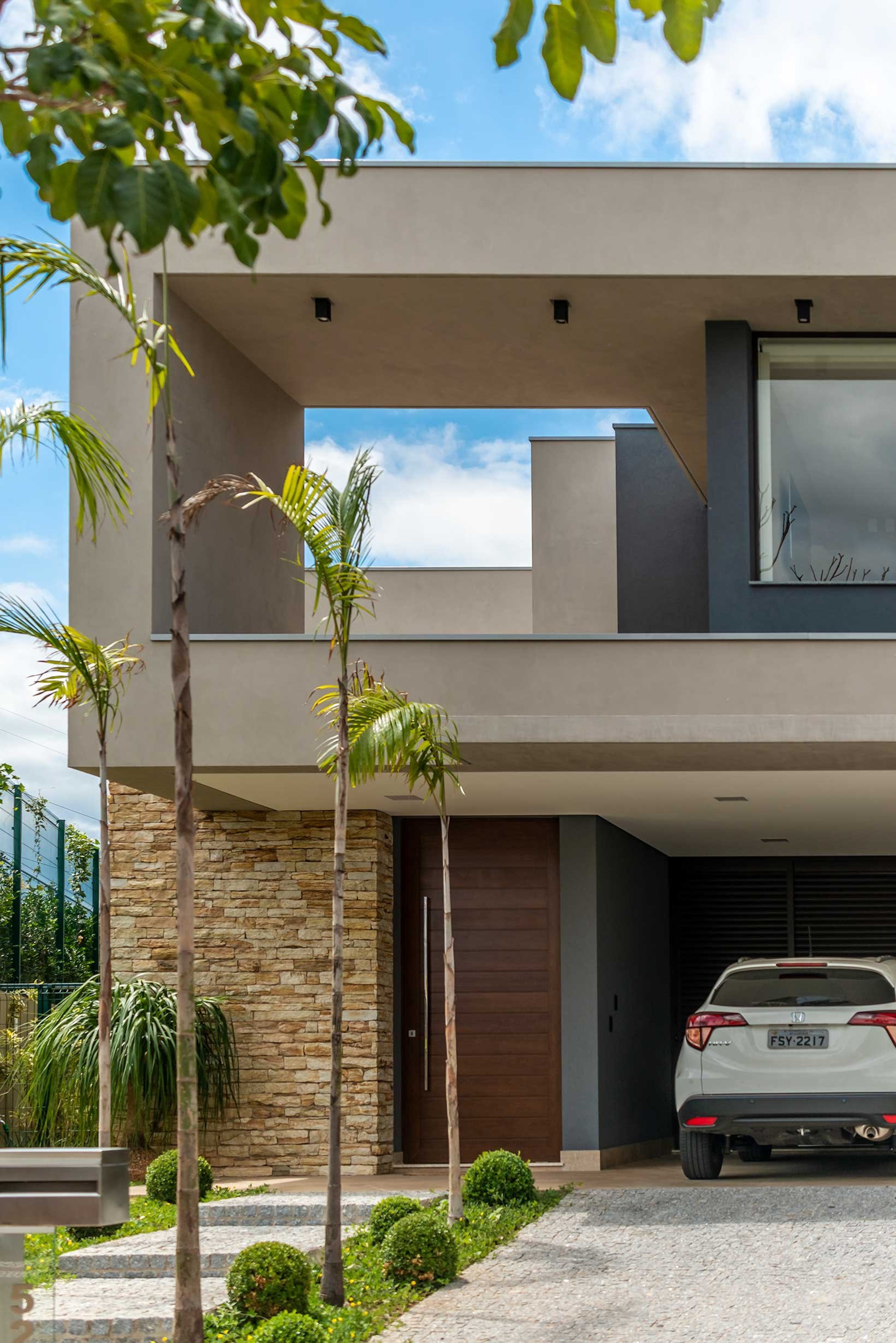 Residência LOP — Fachada frontal e entrada